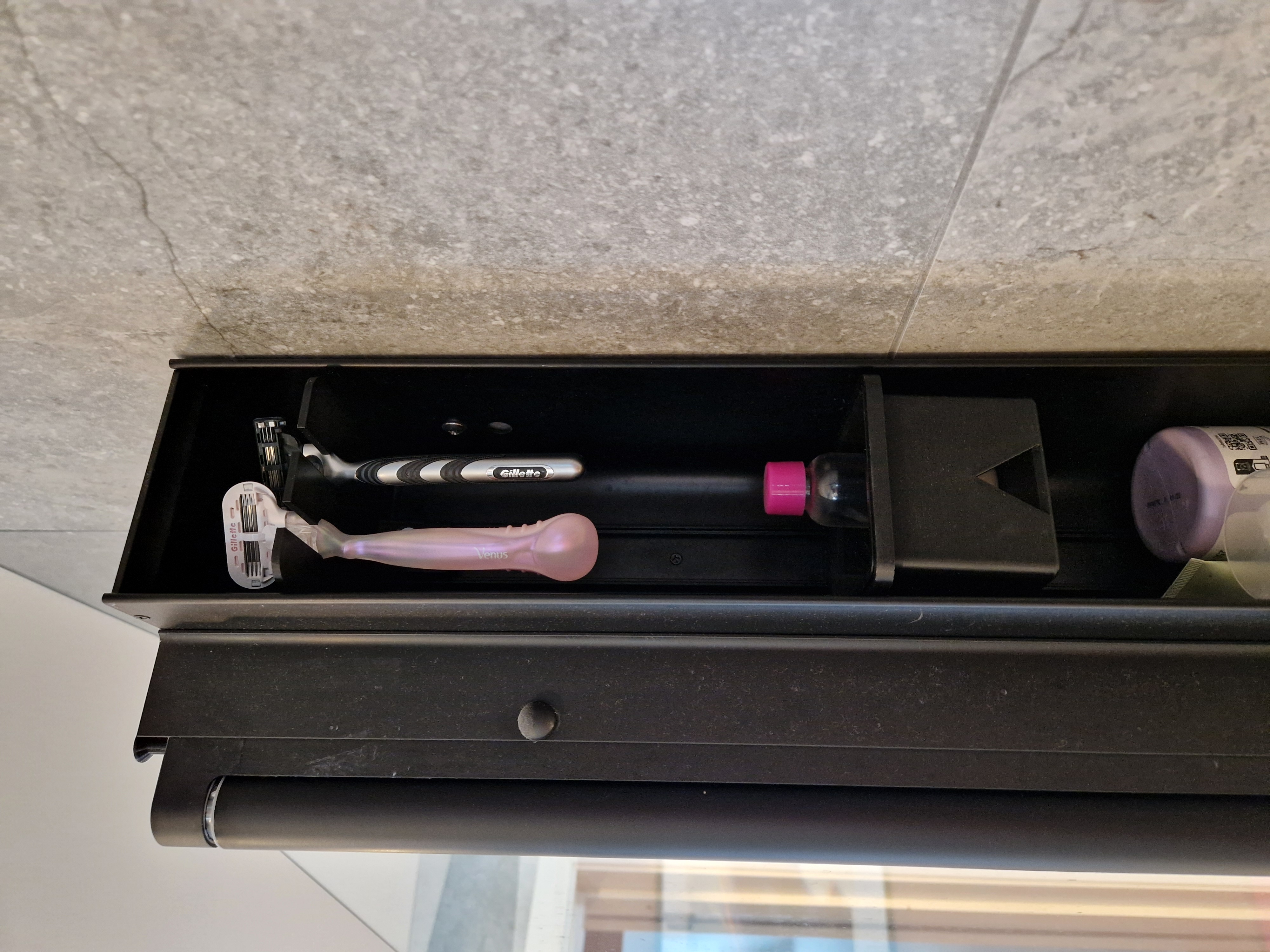 INR PILE-compatible shower razor mount