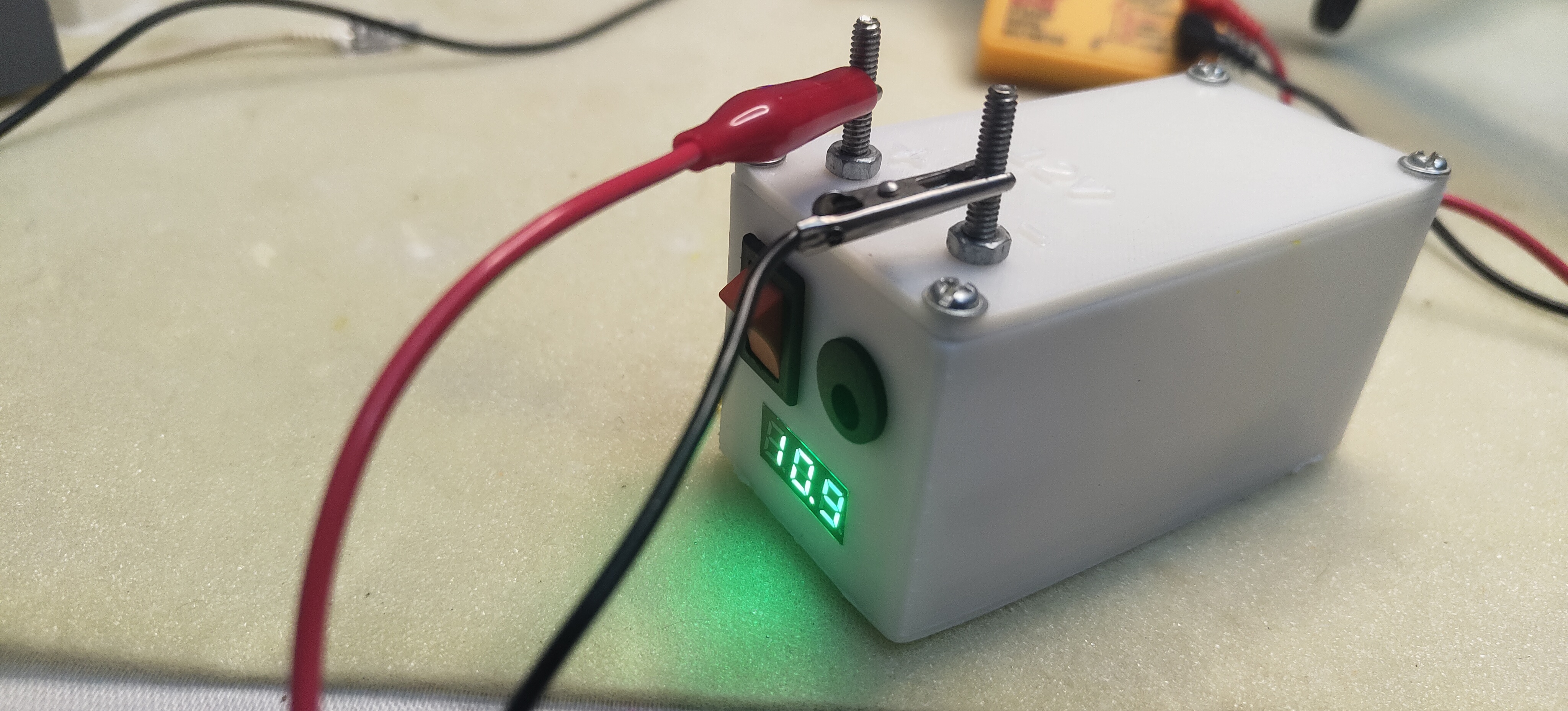 12 volt battery Pack with voltage display