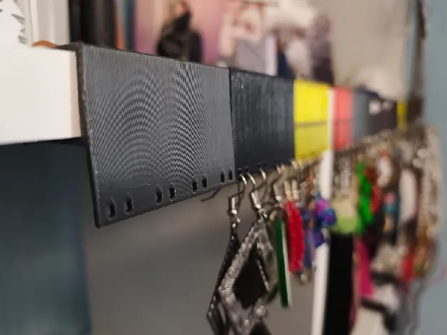 Simple earring hanger