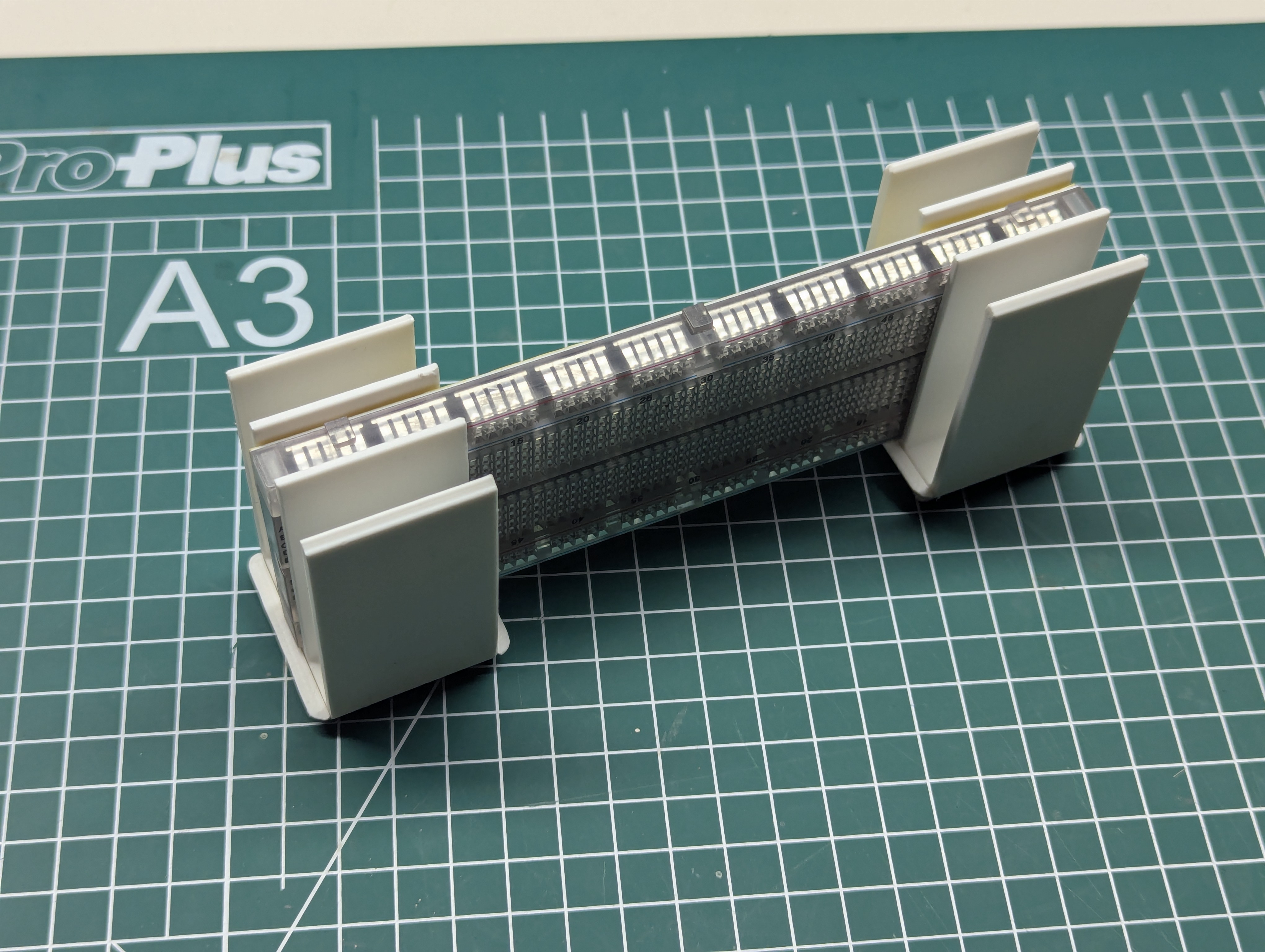 Miniatura 3 do modelo 3D Gridfinity Breadboard Holder Stackable 1x1x9U