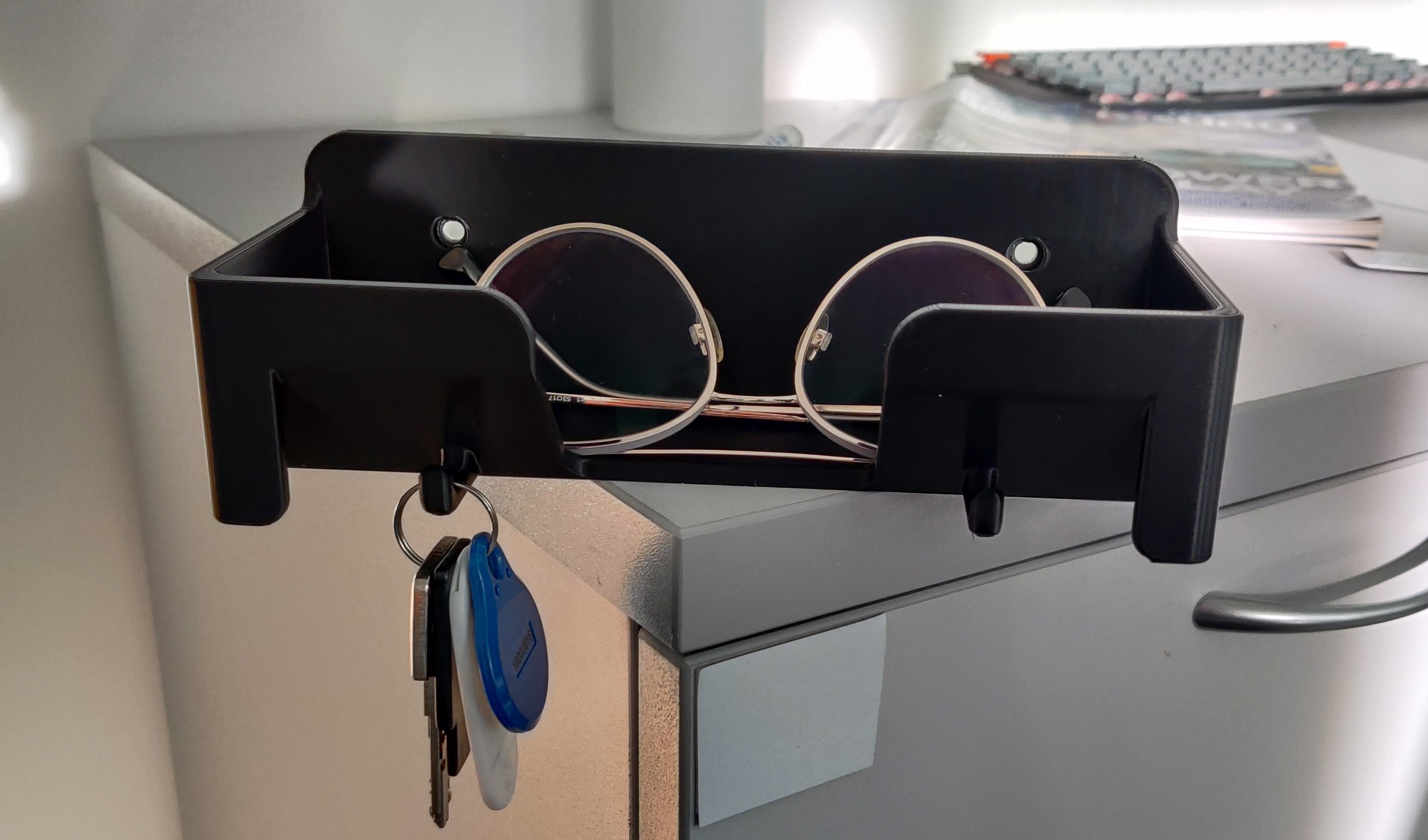 glasses and key holder/hooks; Brillenablage und Schlüsselbrett