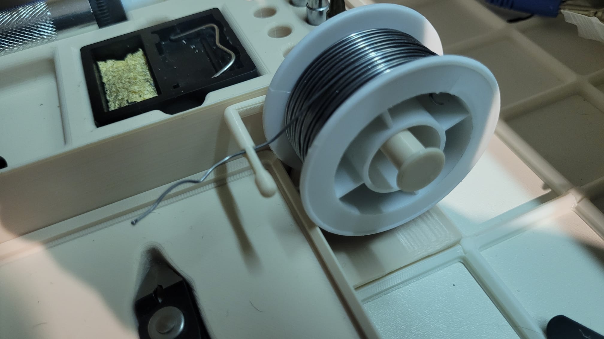 Miniatura 4 do modelo 3D Gridfinity Soldering Wire Holder