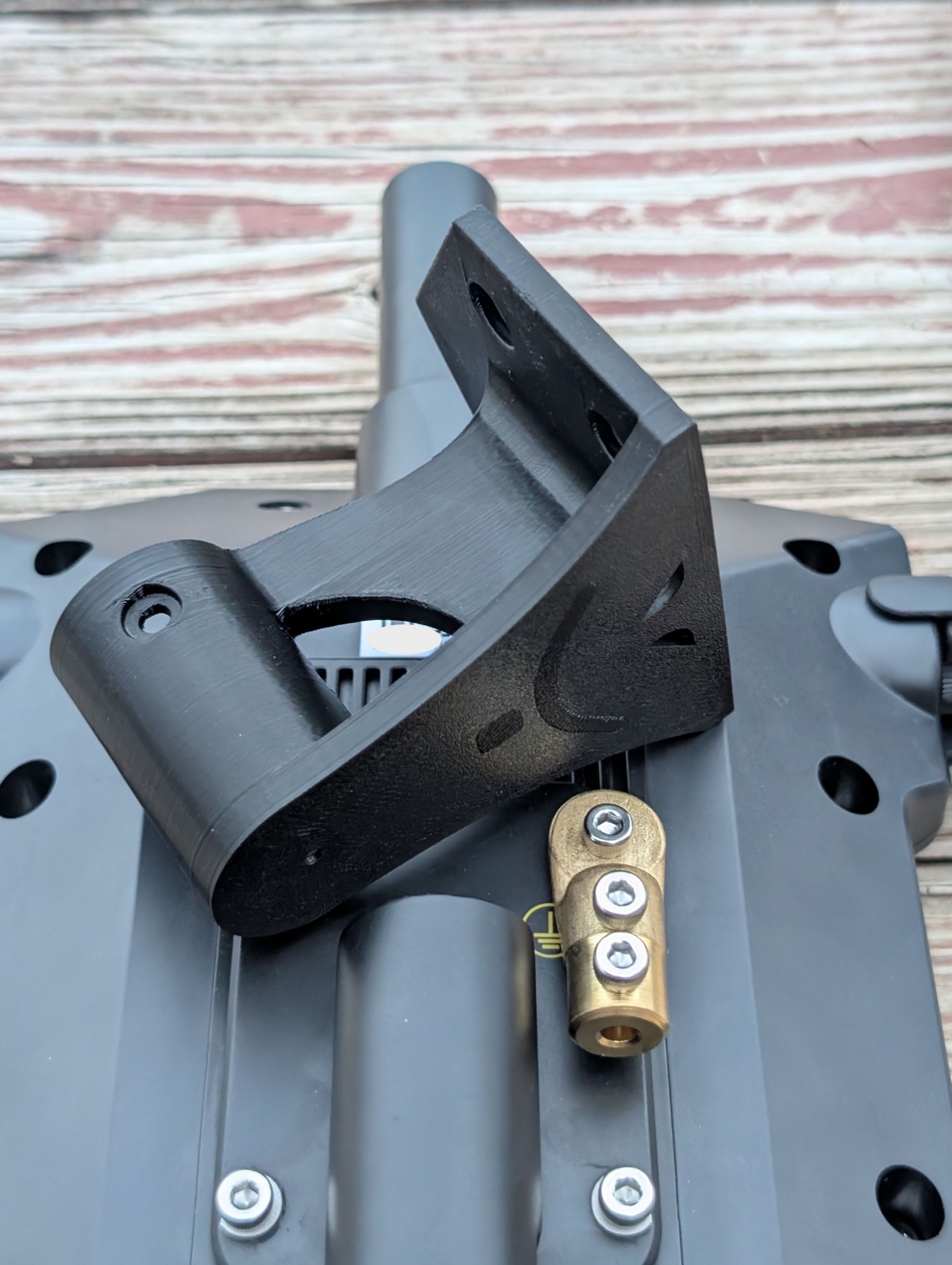 Yarbo Datacenter - Roof peak soffit /Gable End mount