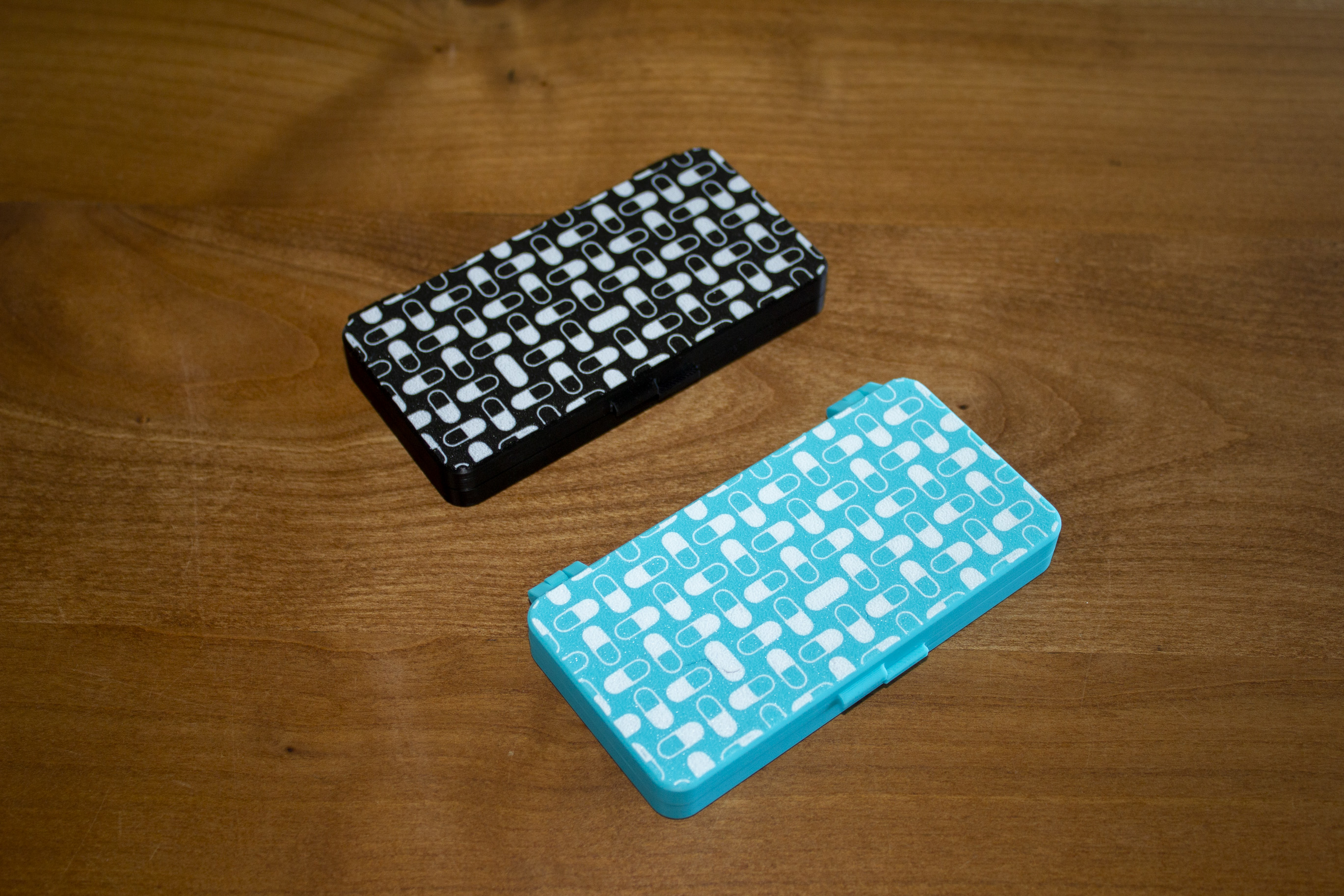 Compact weekly pill box - magnetic
