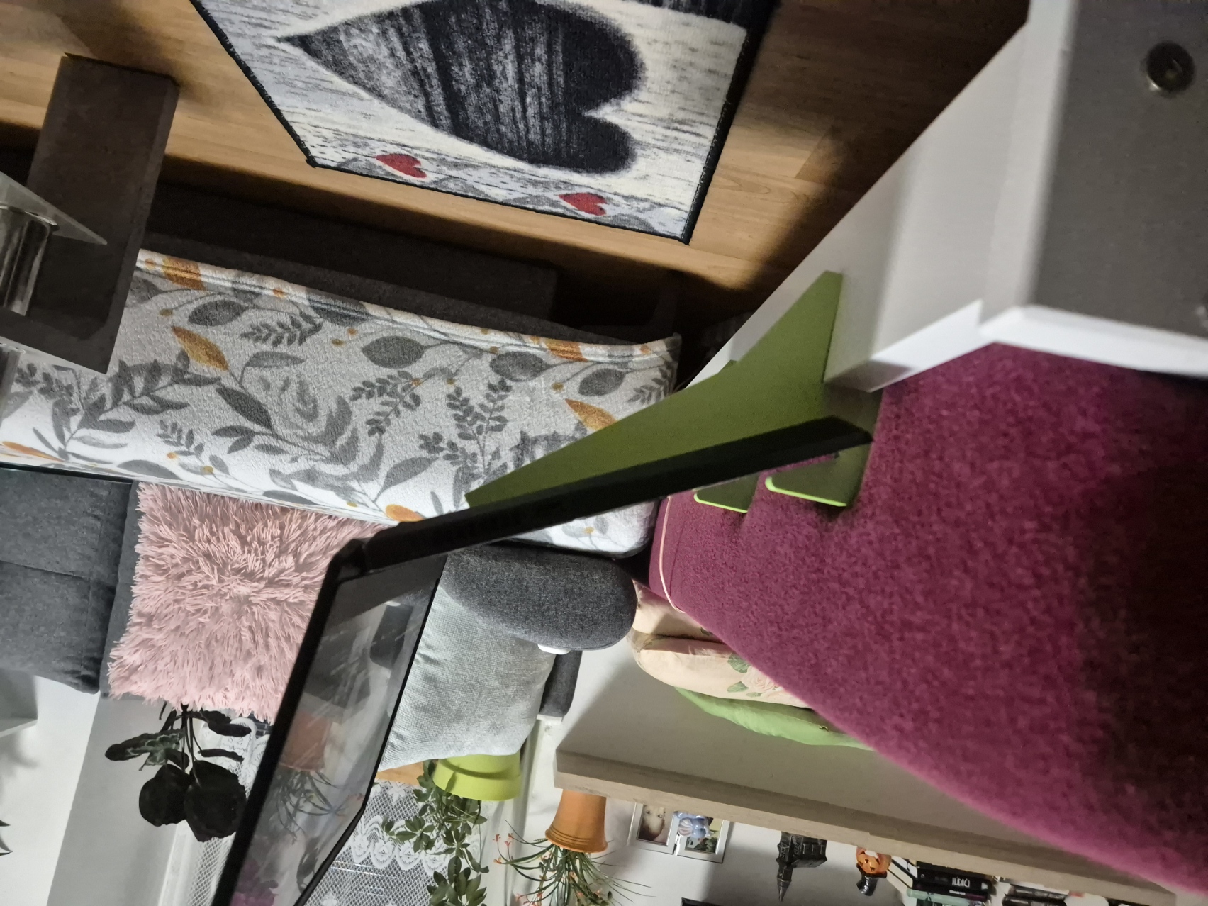 drzak notebooku na postel