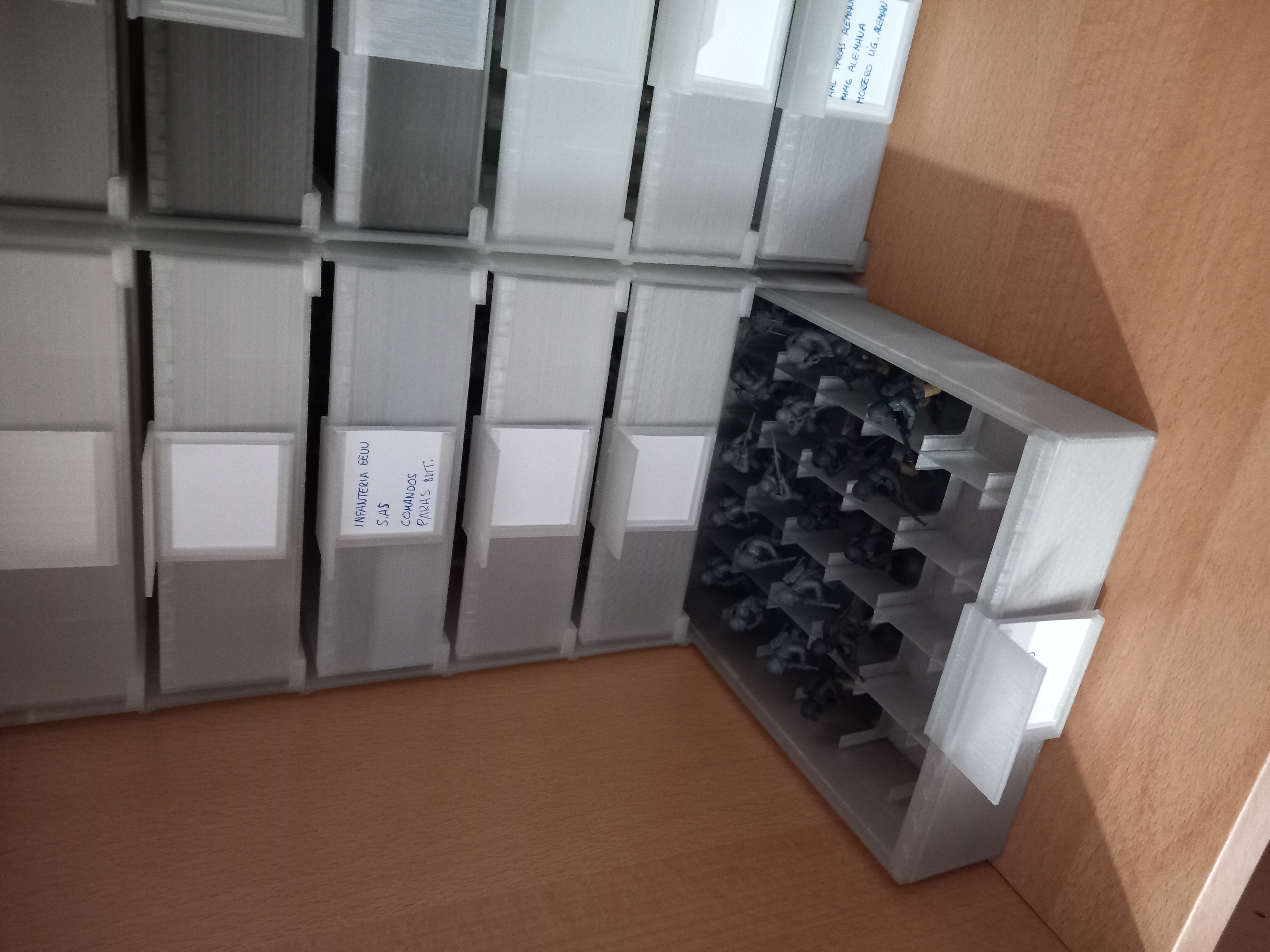ALMACENAJE APILABLE PARA M INIATURAS / STACKABLE STORAGE FOR M INIATURES