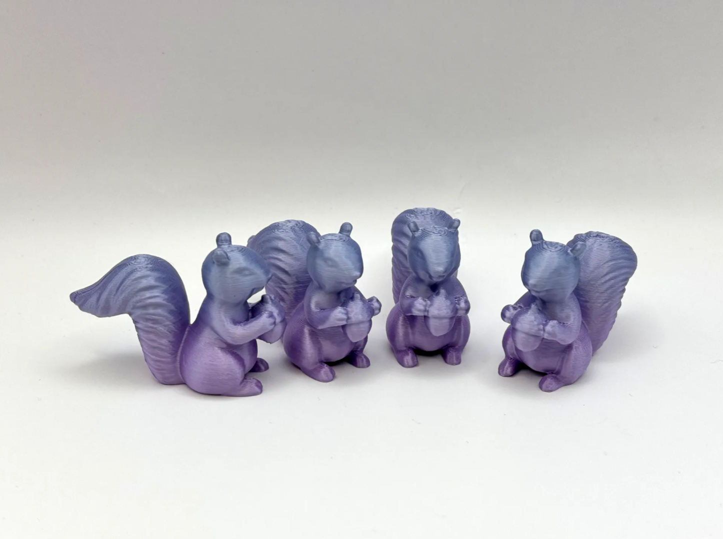 Miniatura 3 do modelo 3D Tiny Squirrel holding Nut