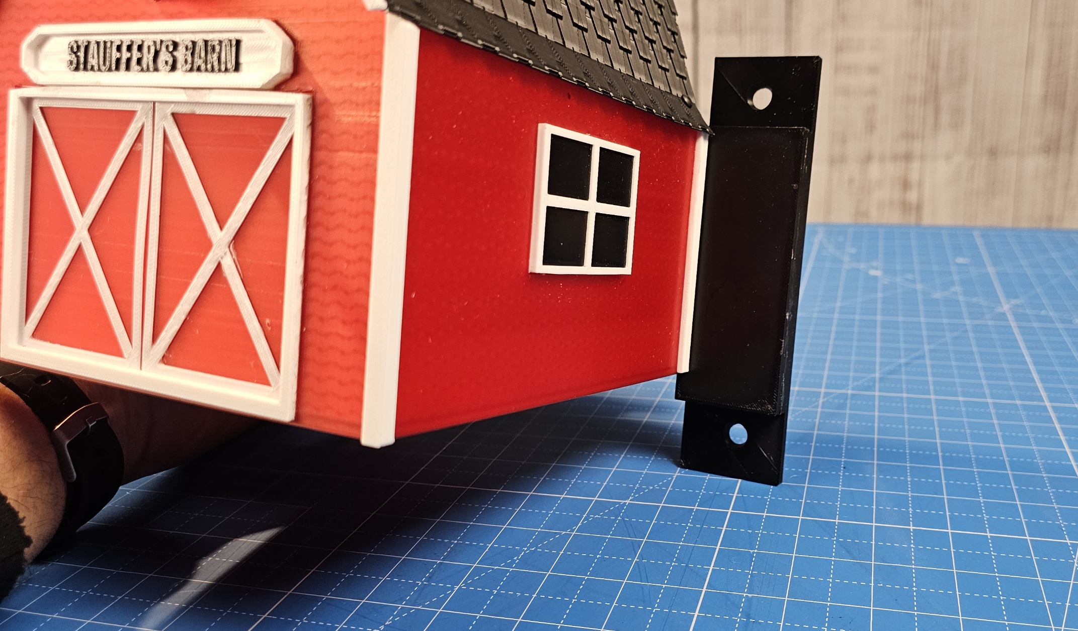 Red Barn Birdhouse — thumbnail 4
