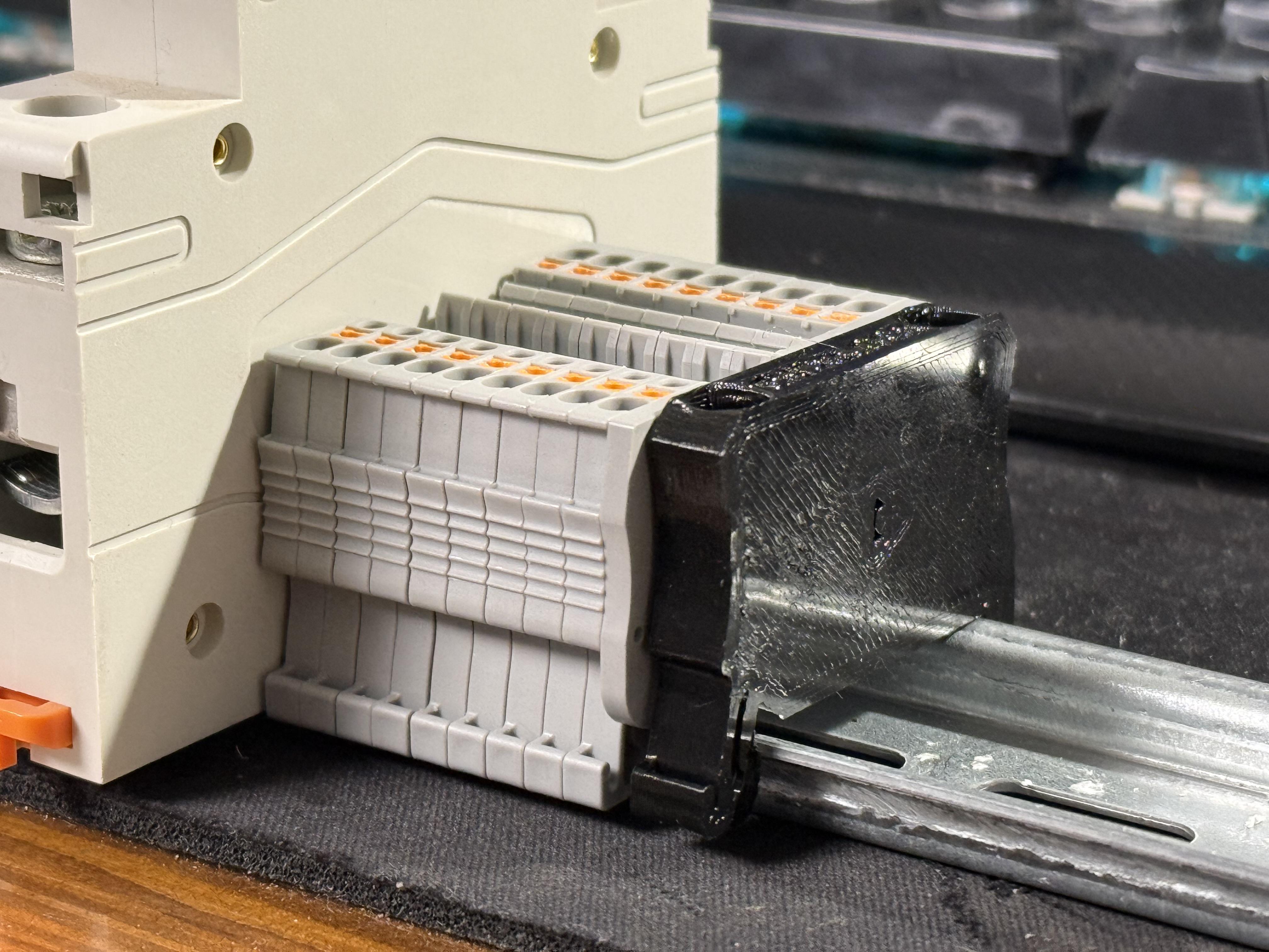DIN rail terminal endstop