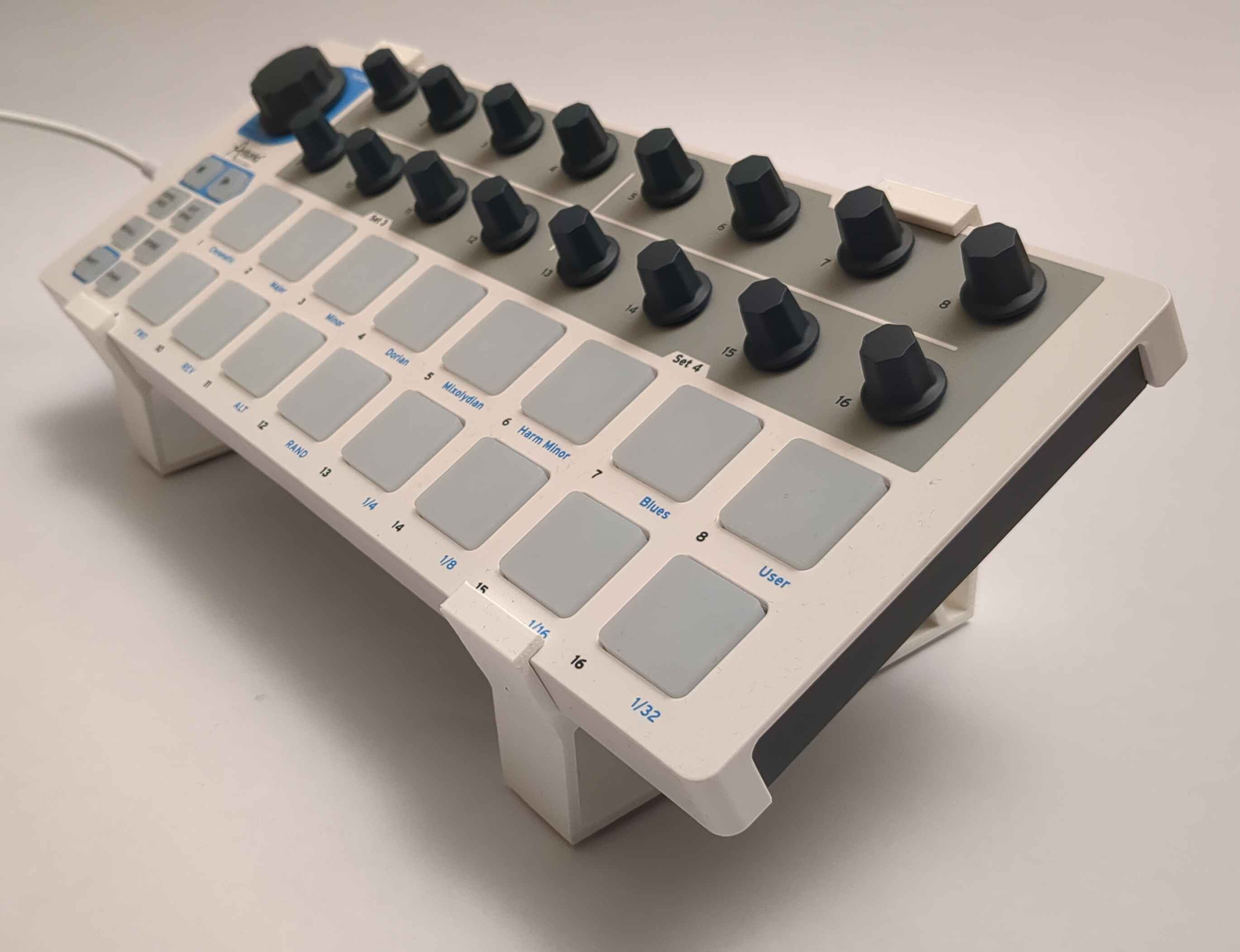 Arturia Beatstep raised stand