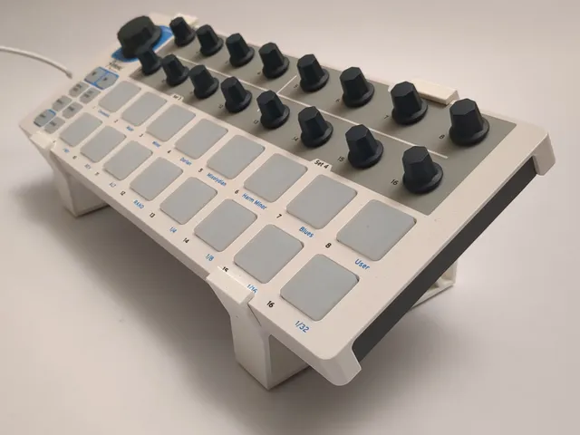 Arturia Beatstep raised stand