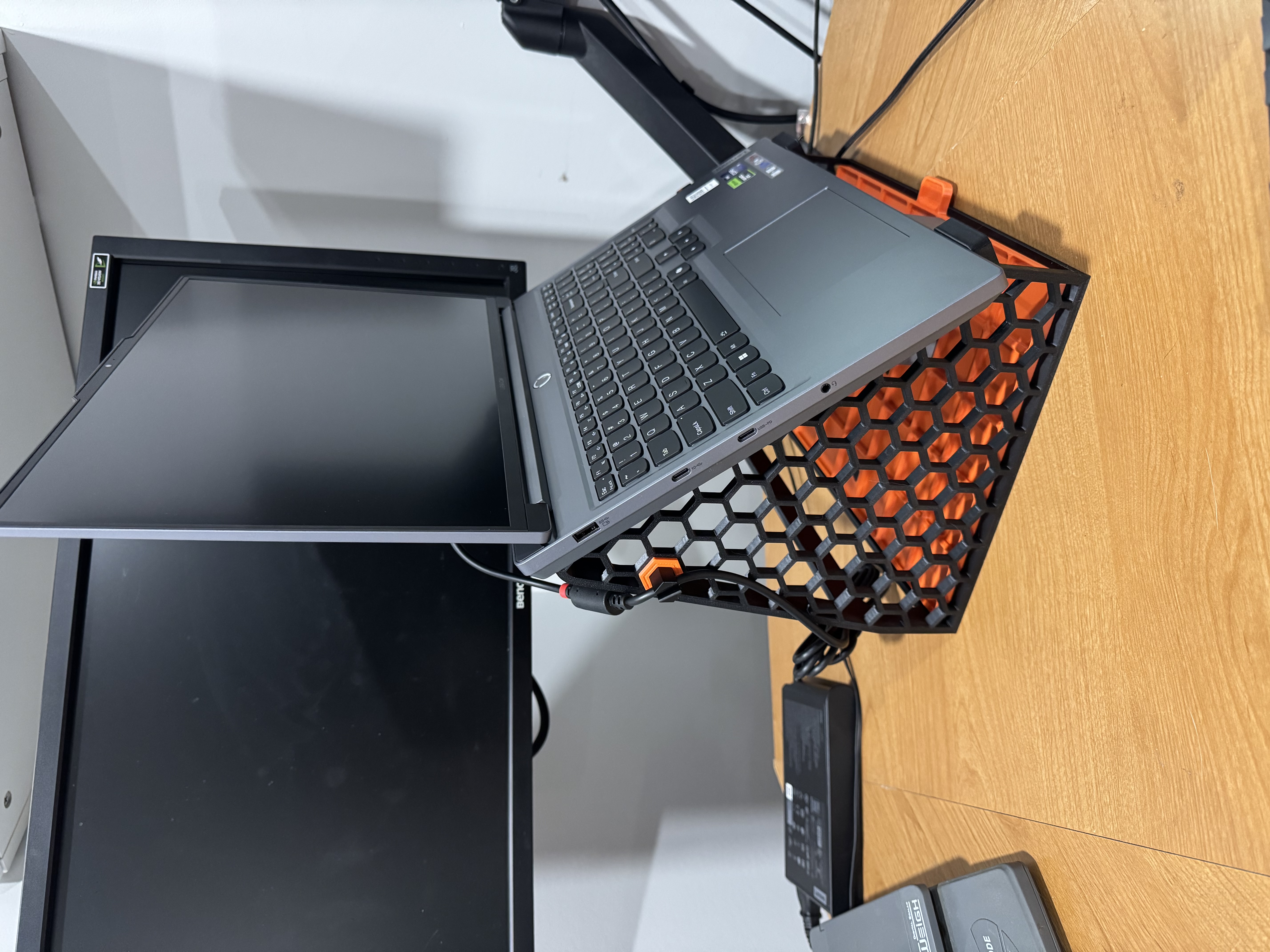 Laptop Riser with Honeycomb Wall & Gridfinity