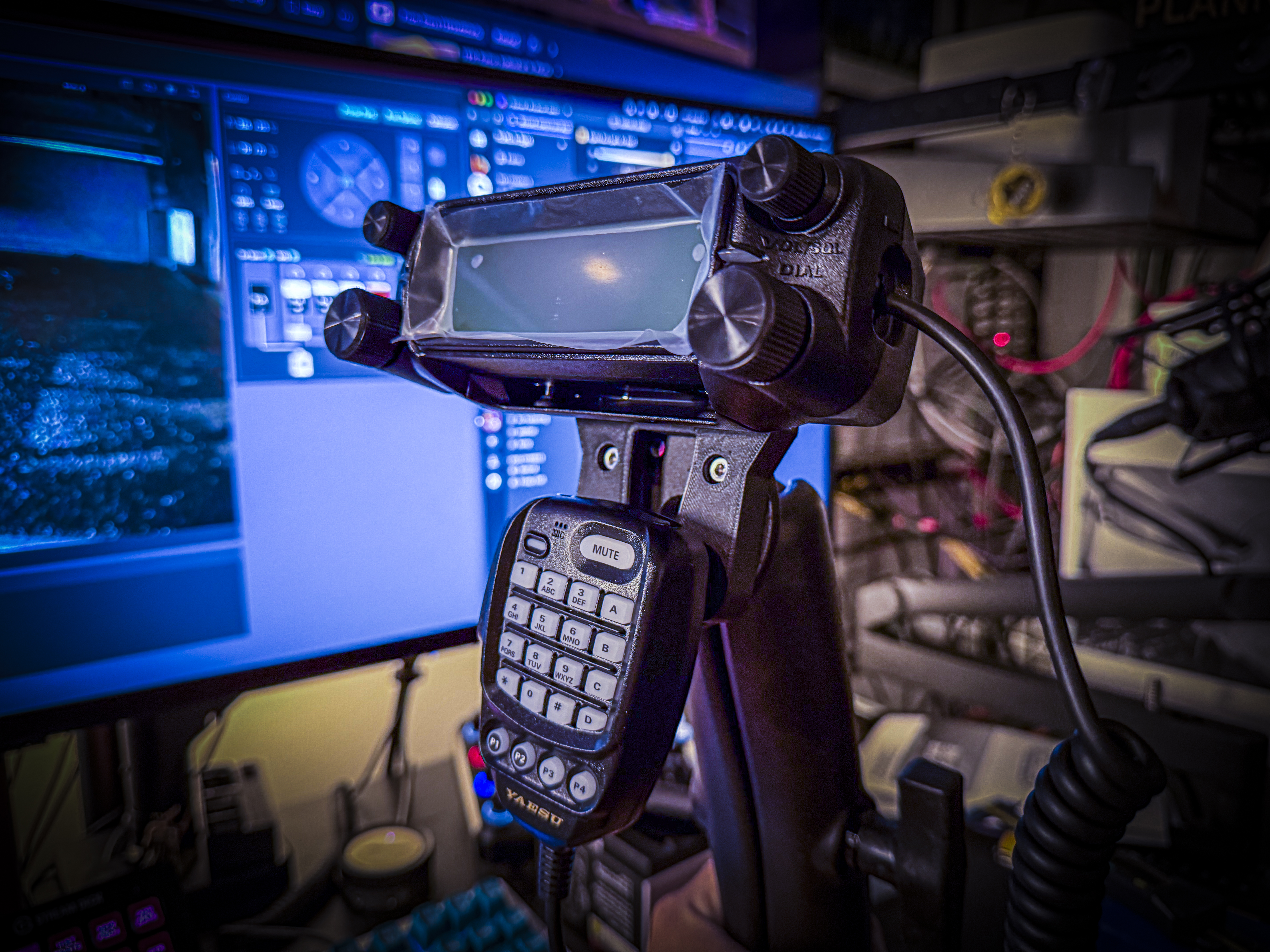 Mounting bracket for Yaesu FTM-150RASP control head and microphone