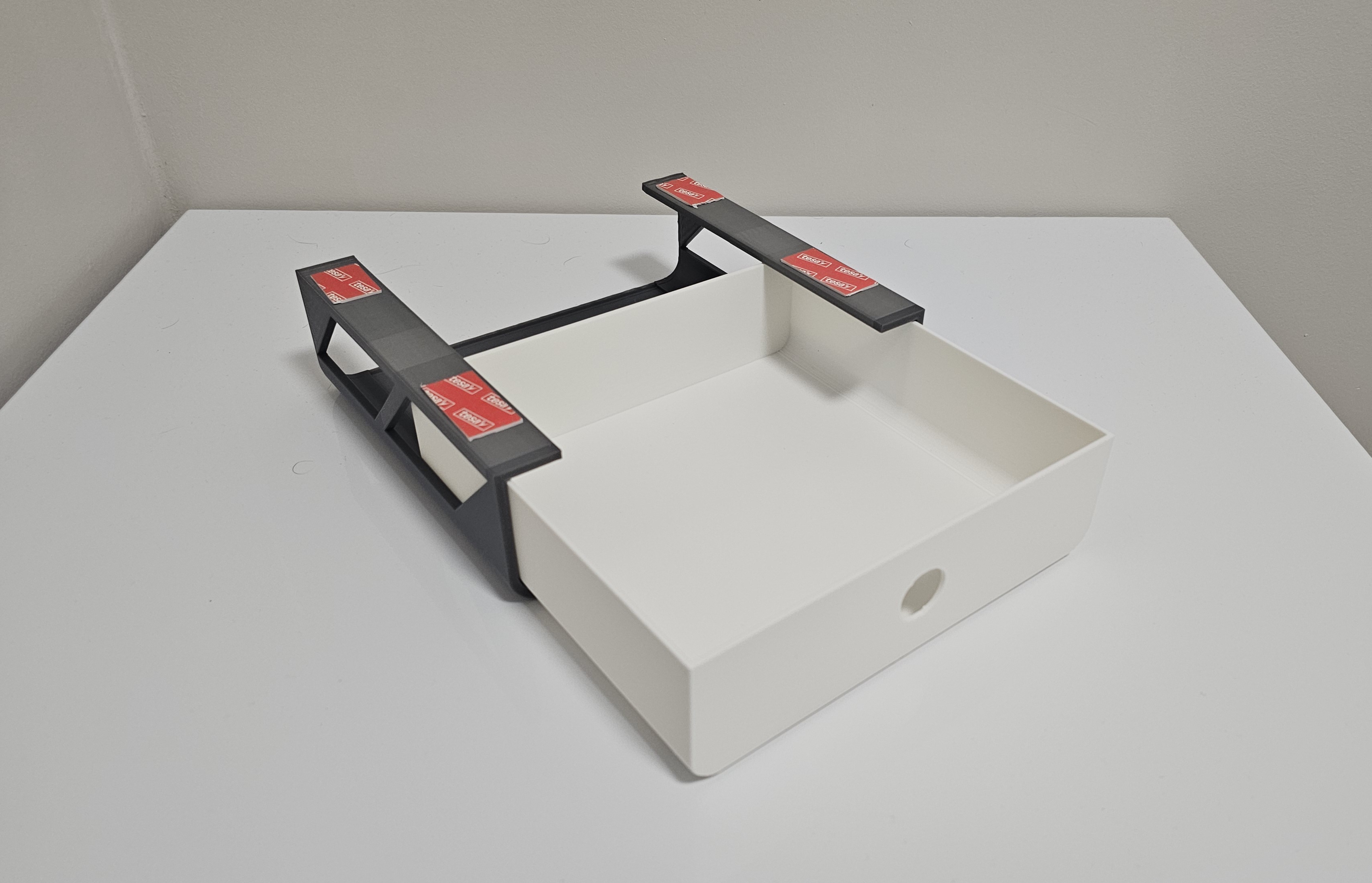 Drawer suspended under the shelf