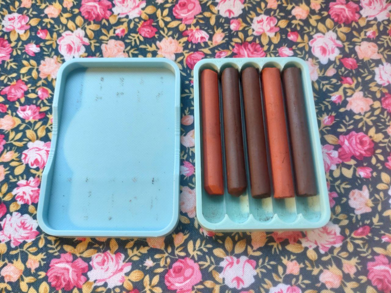 Sauce and sanguine box (drawing materials)