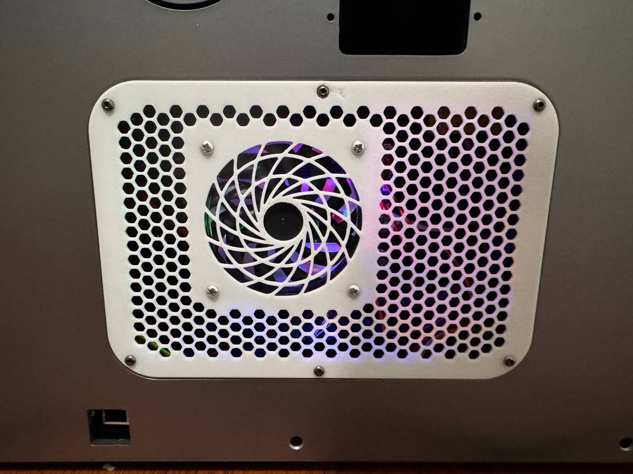 Qidi Plus 4 Hex Mainboard Cover for 80mm fan with focused ducting High-efficiency Noctua 80mm fan grill