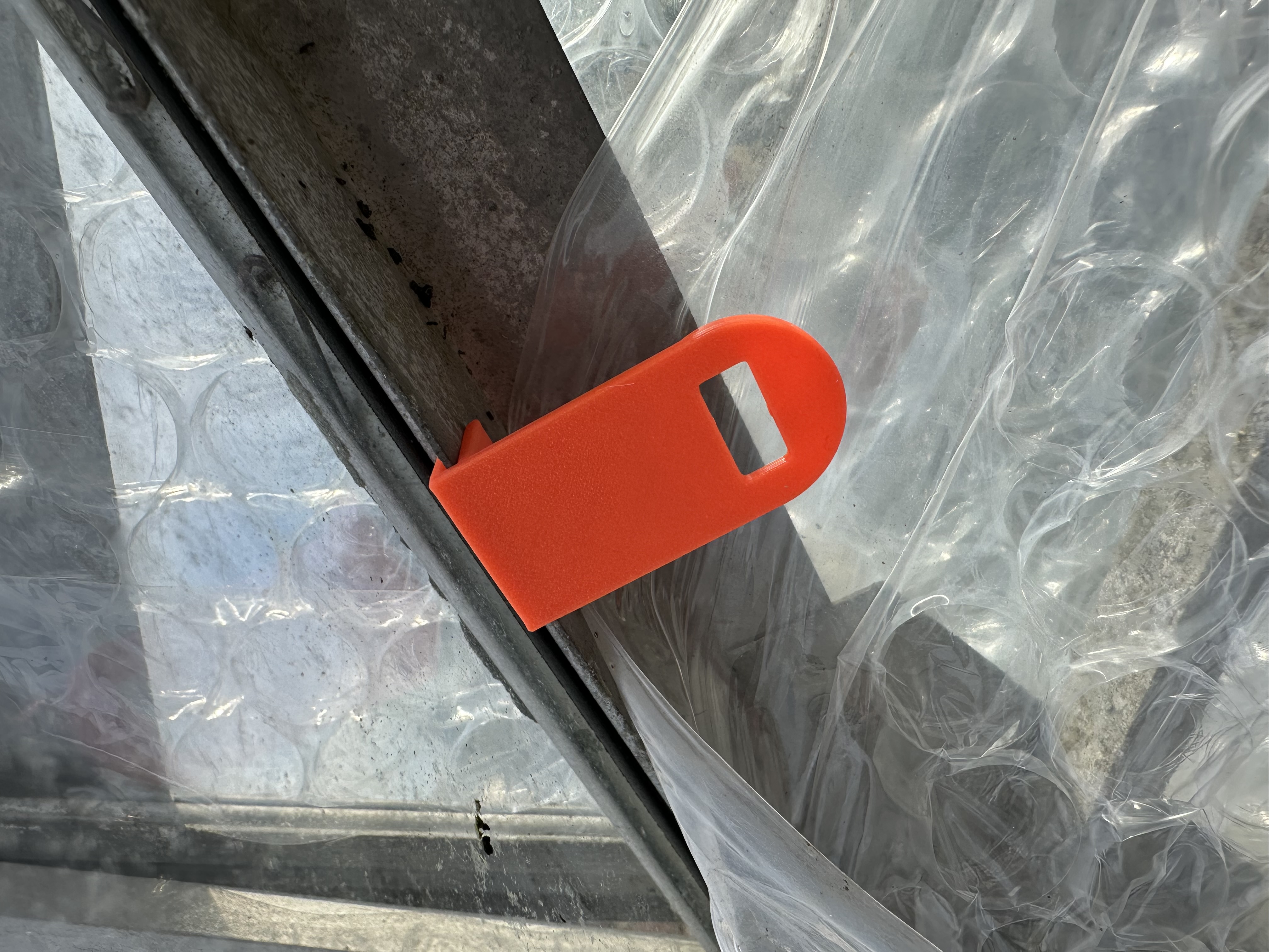 Greenhouse insulation or shading corner clip