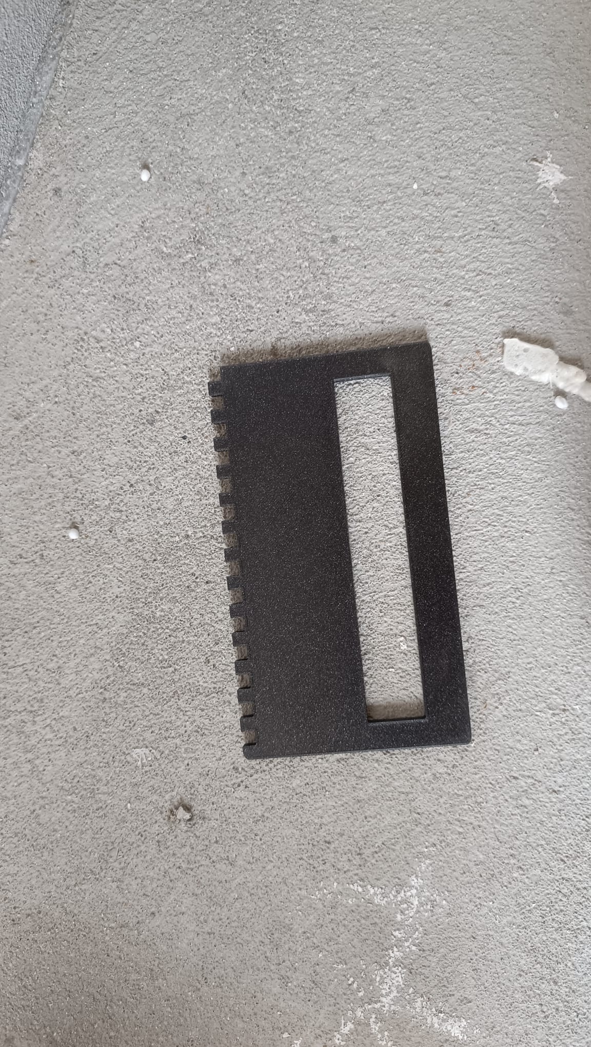 Hřebínek na obklady/Notched trowel for tiling