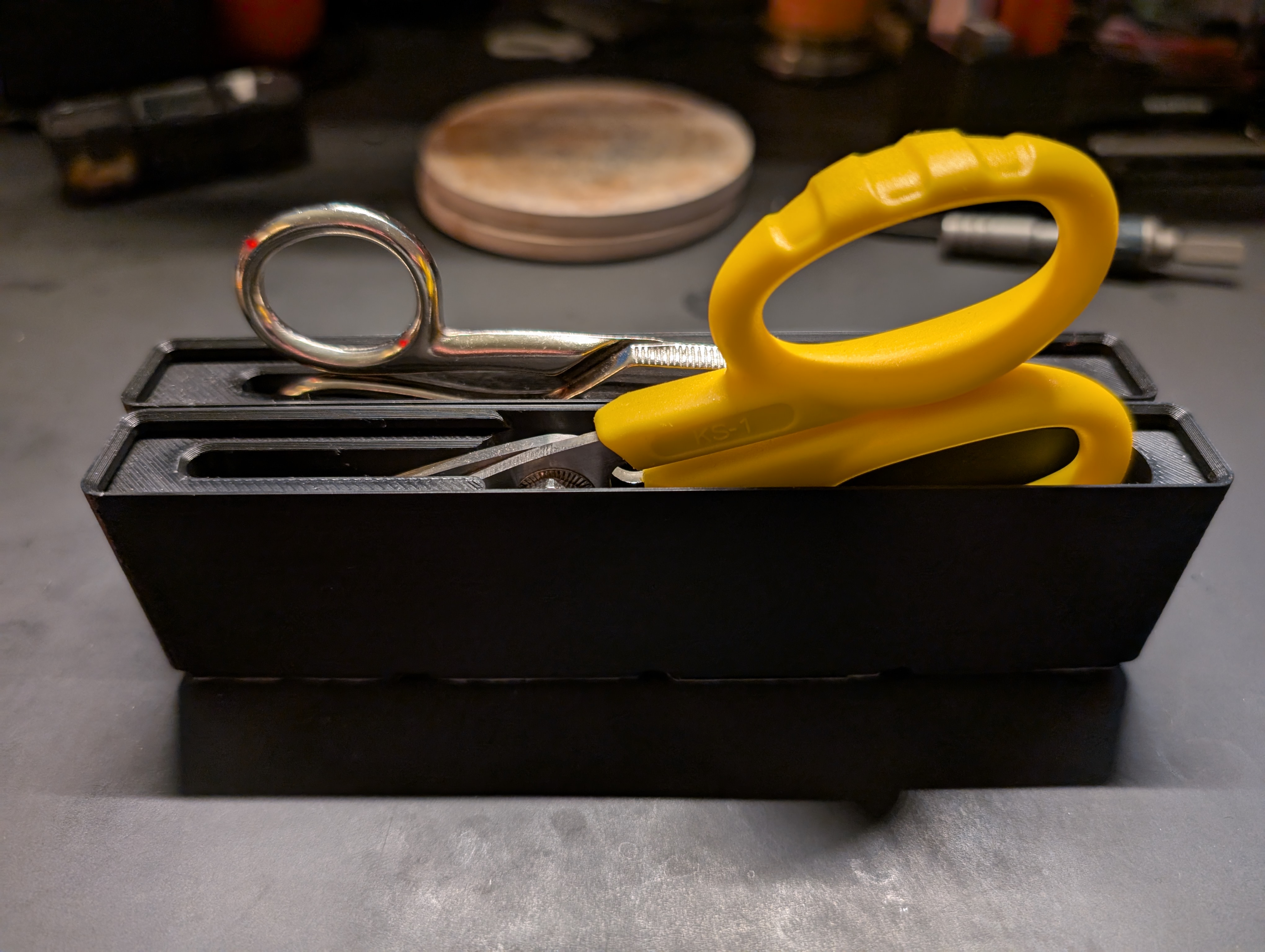 Gridfinity 4x0.5x5u/6u - Miller KS-1 Scissors Holder