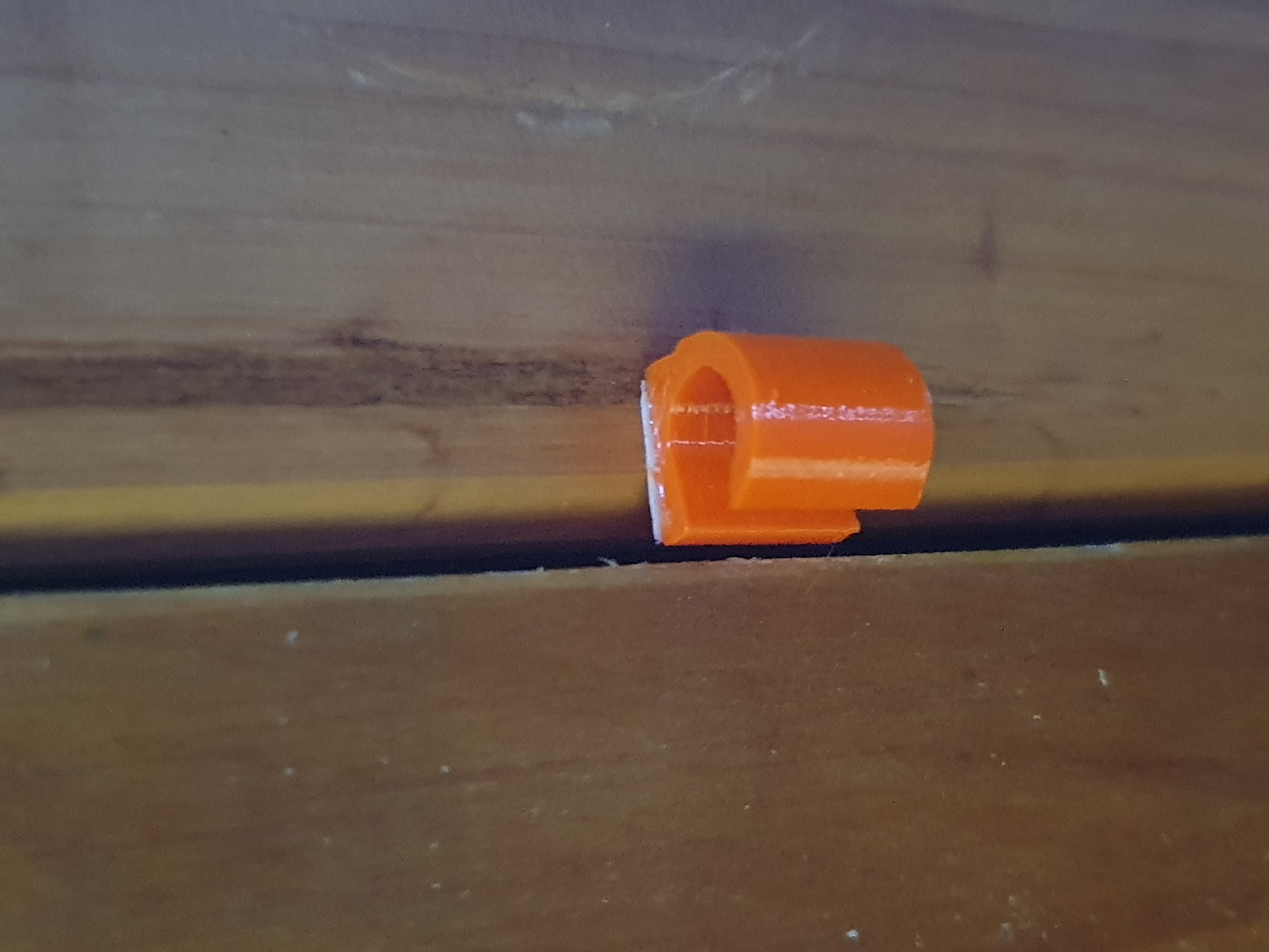 Screwless cable clip