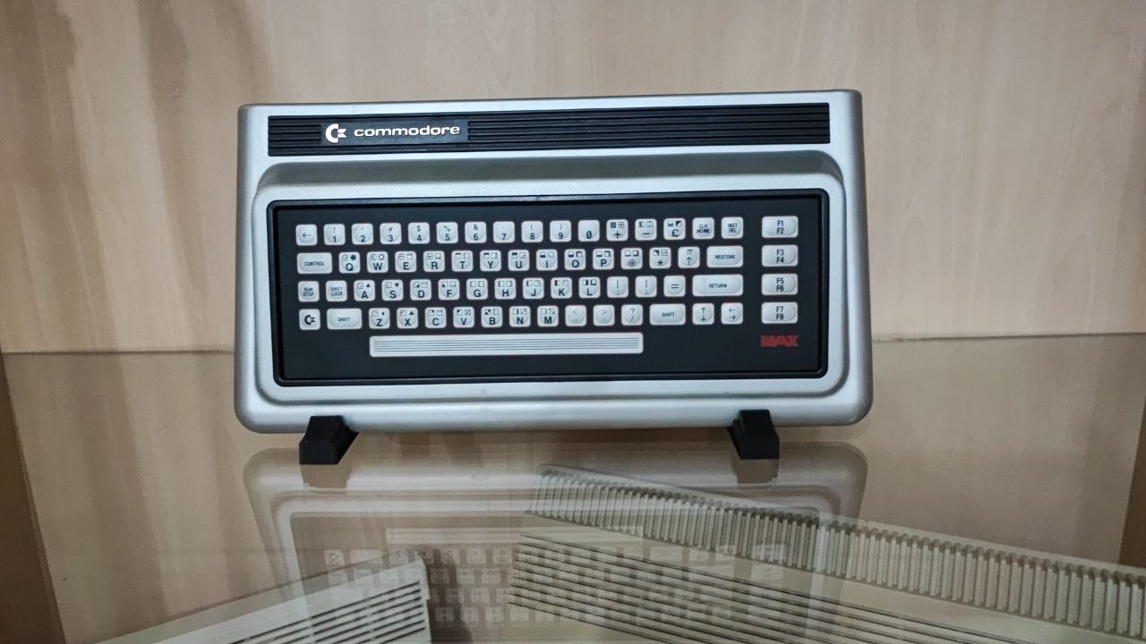 Commodore MAX Machine VIC-10 Display Stand - Siliconix