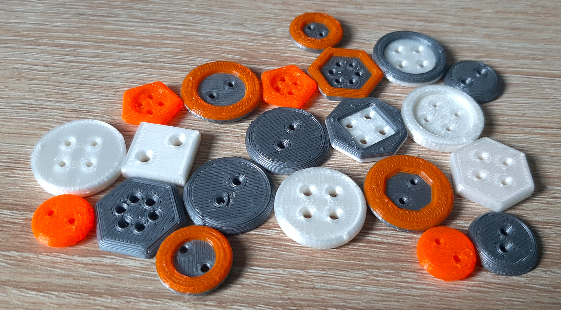 Customizable clothes buttons maker