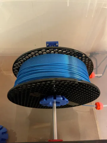 Spool holder with roller bearing