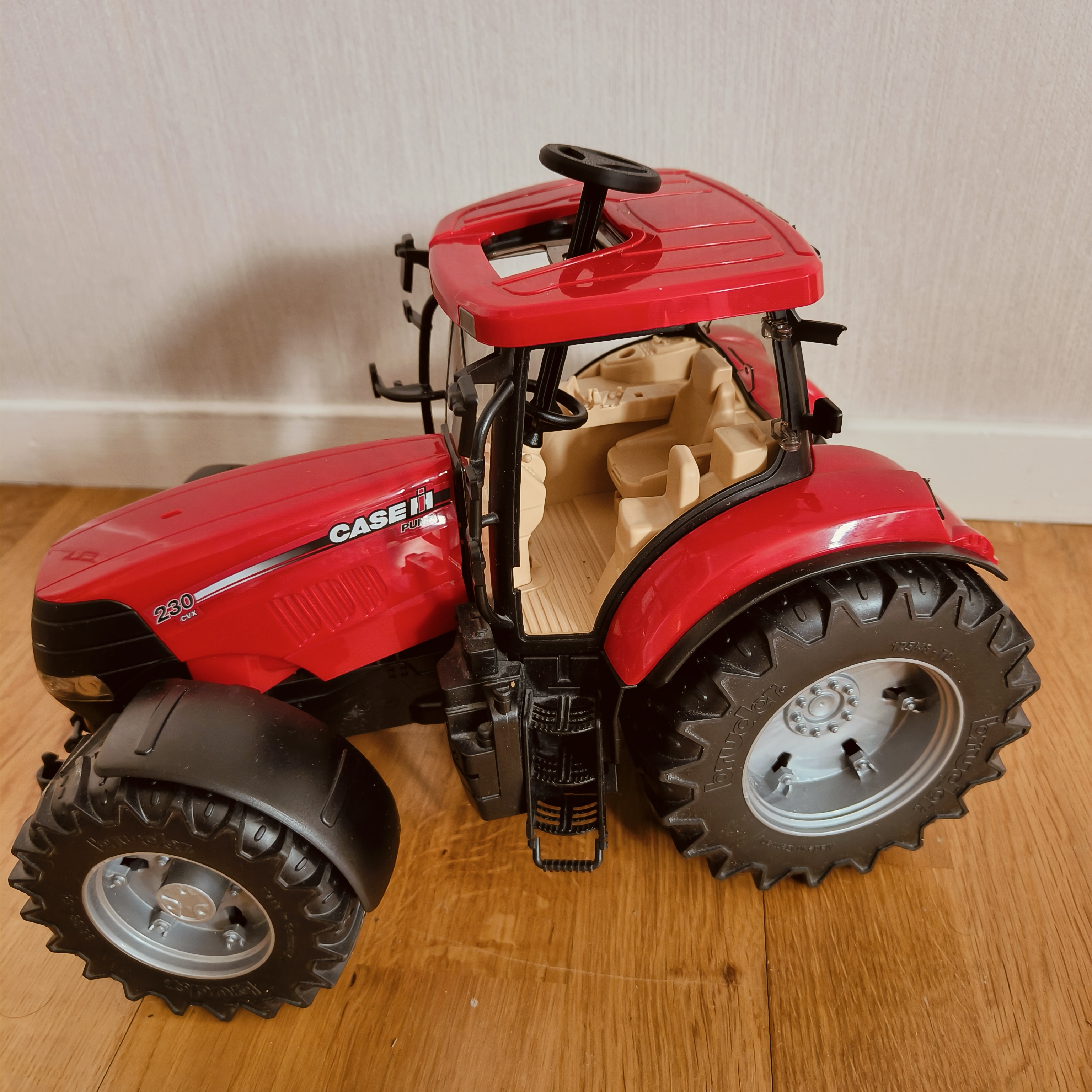 Steering wheel for toy tractor