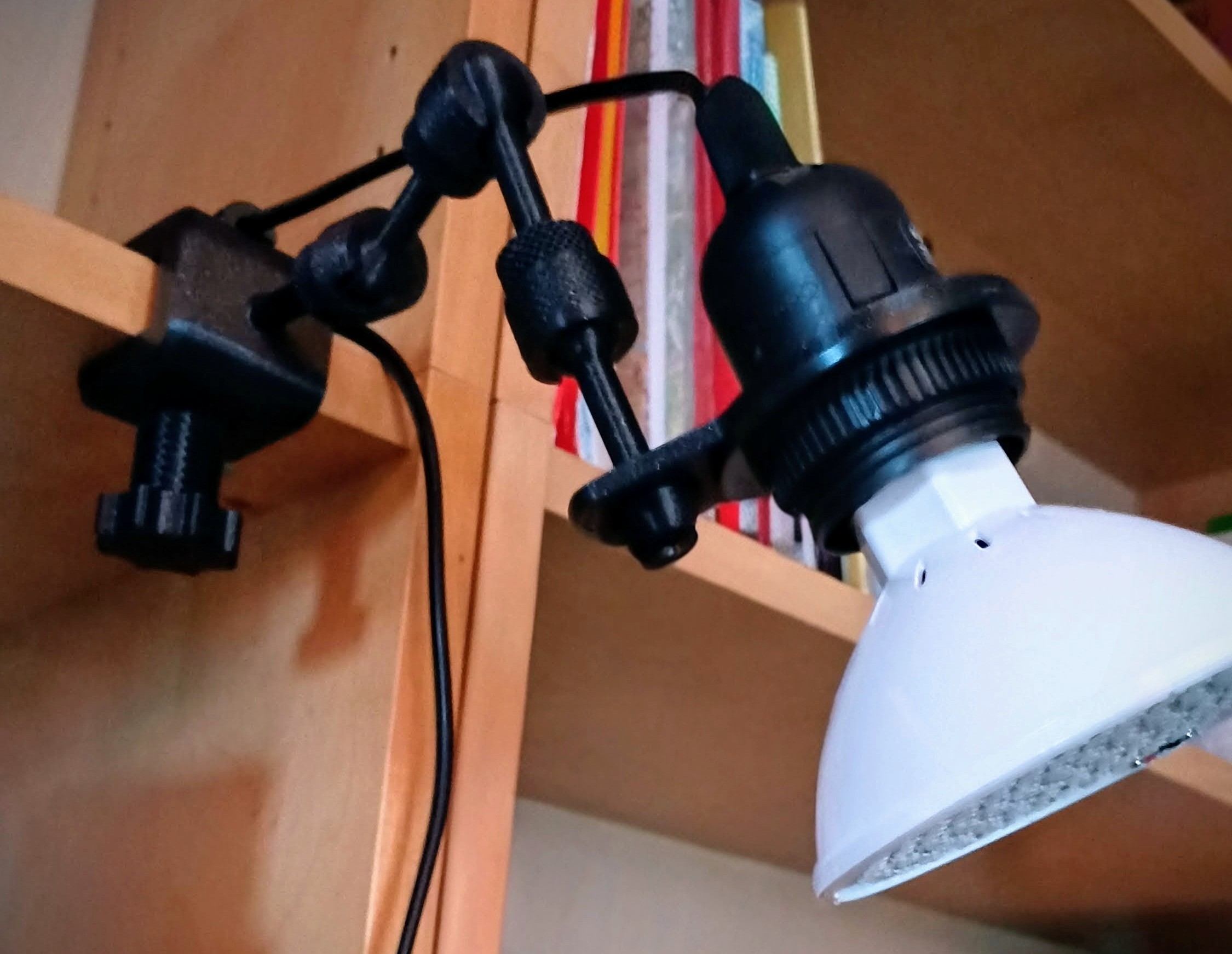 Articulated arm clamp for 18mm bookshelves