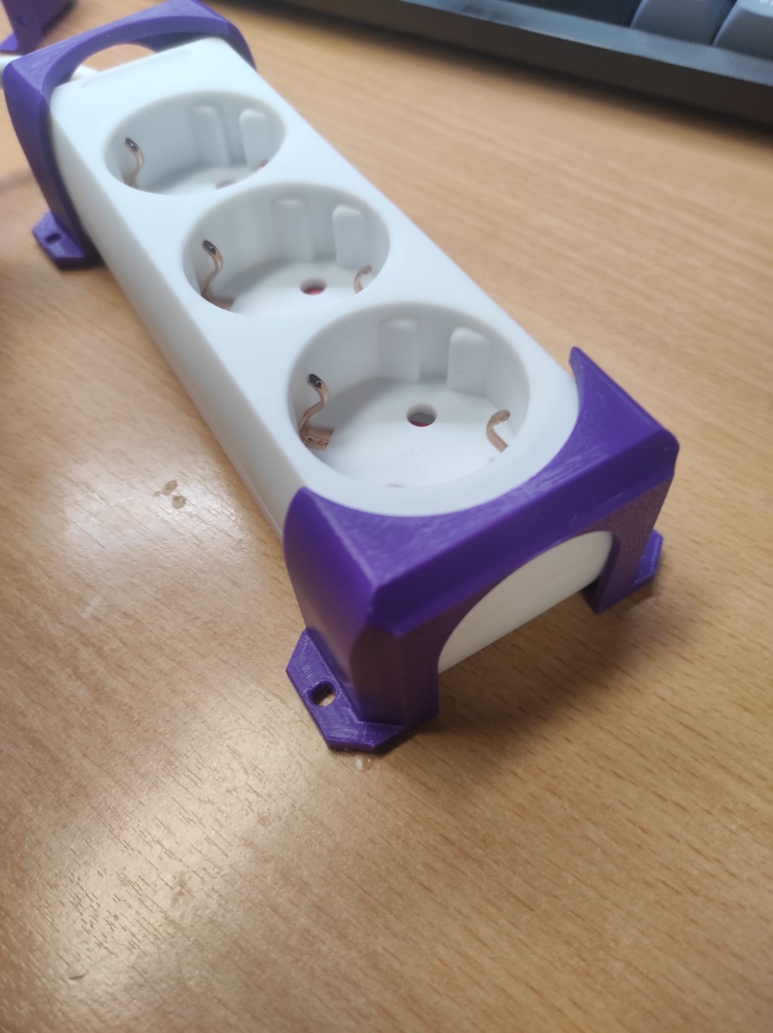 Miniatura 2 do modelo 3D Mounting parts for common multiple socket outlets