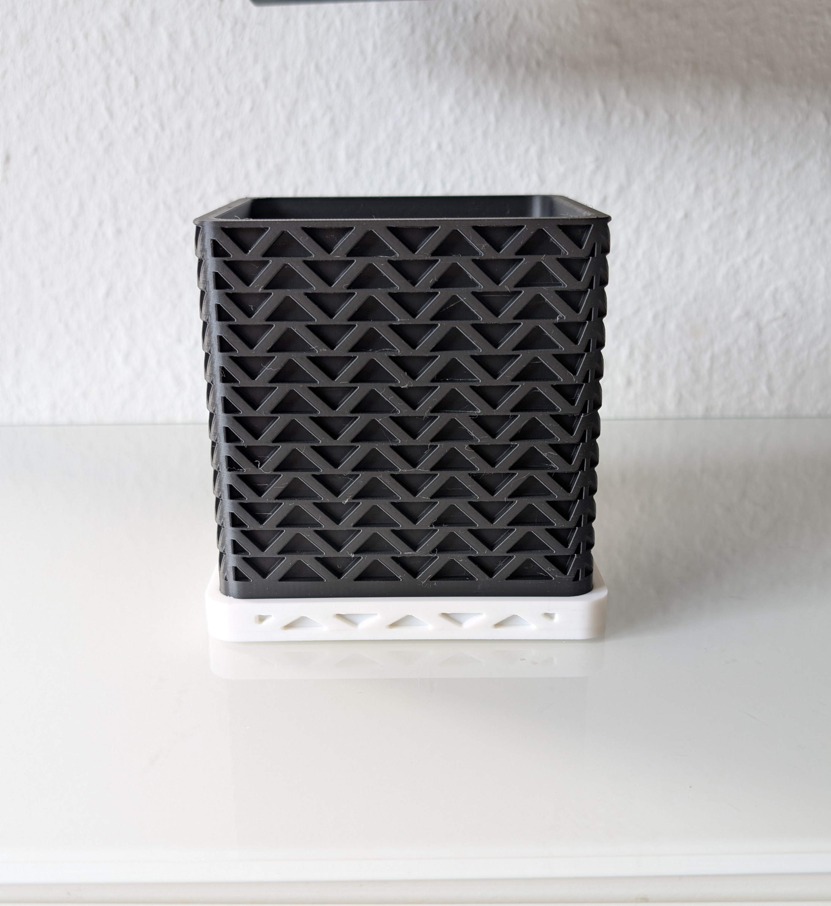 Squared Planter with Grid webbing detail