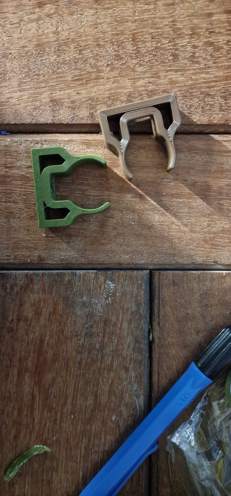 Clip for 20mm plastic pipes ( electrical wires, AC drains etc...)