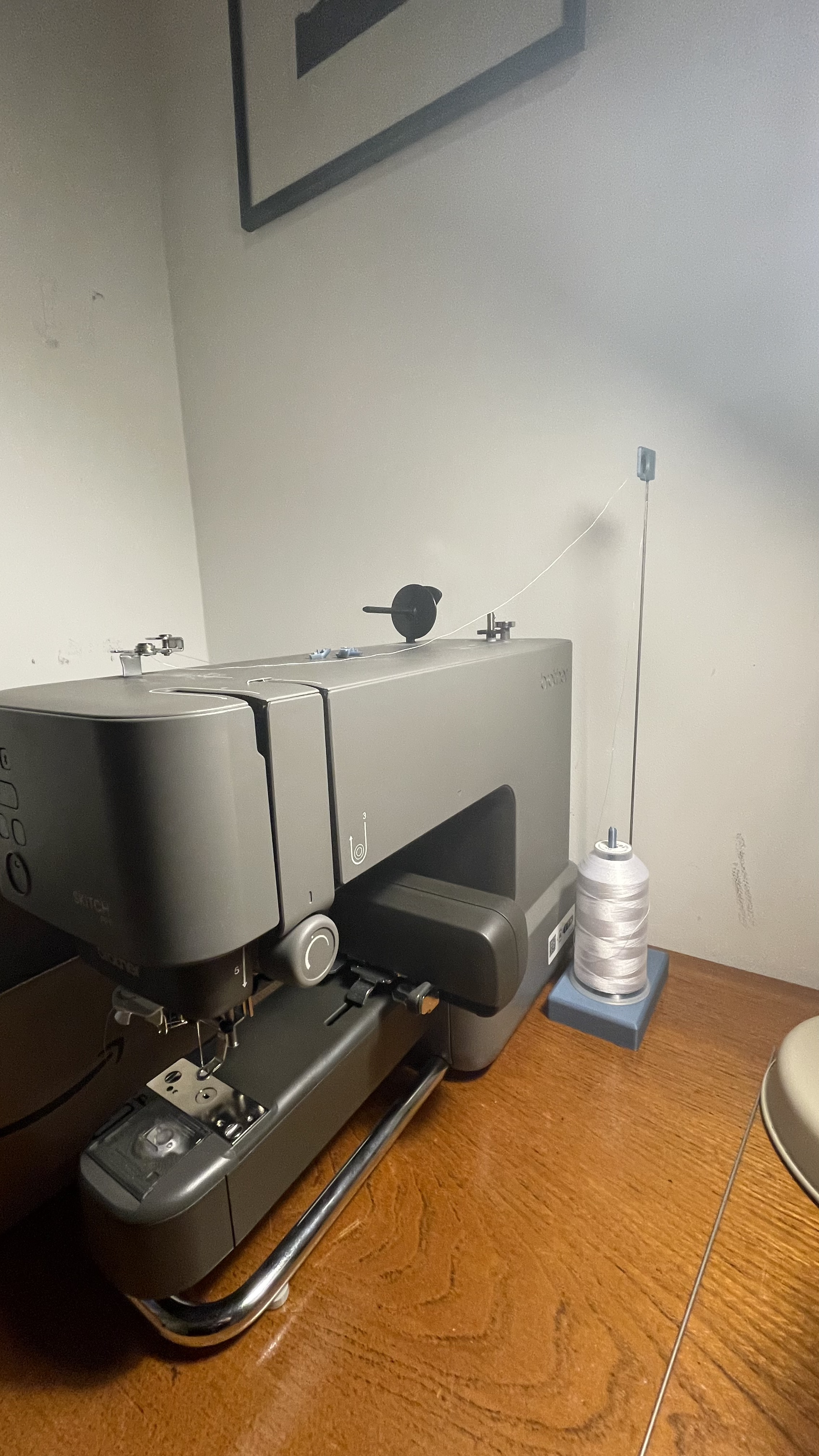 Spool feeder for sawing / embroidery machine