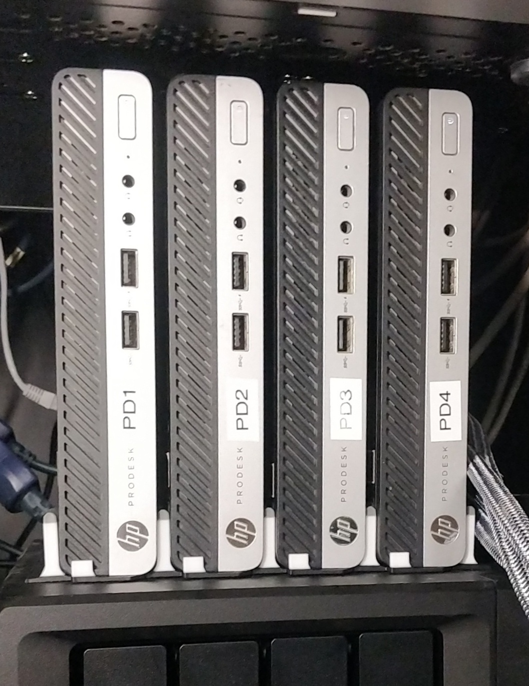 Vertical stand for 4 HP ProDesk 400 G4 tiny PCs