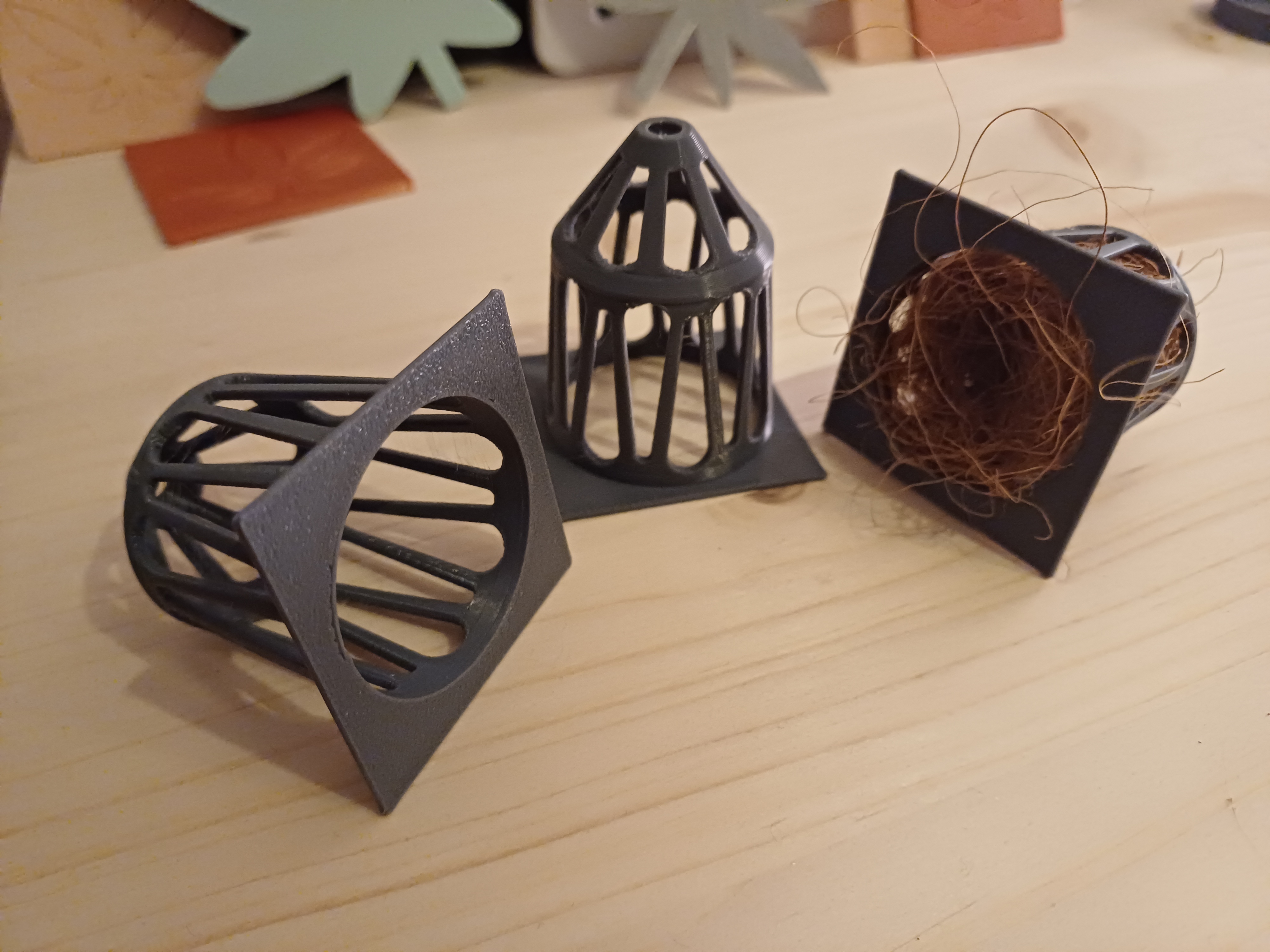 Hydroponic basket for growing trays