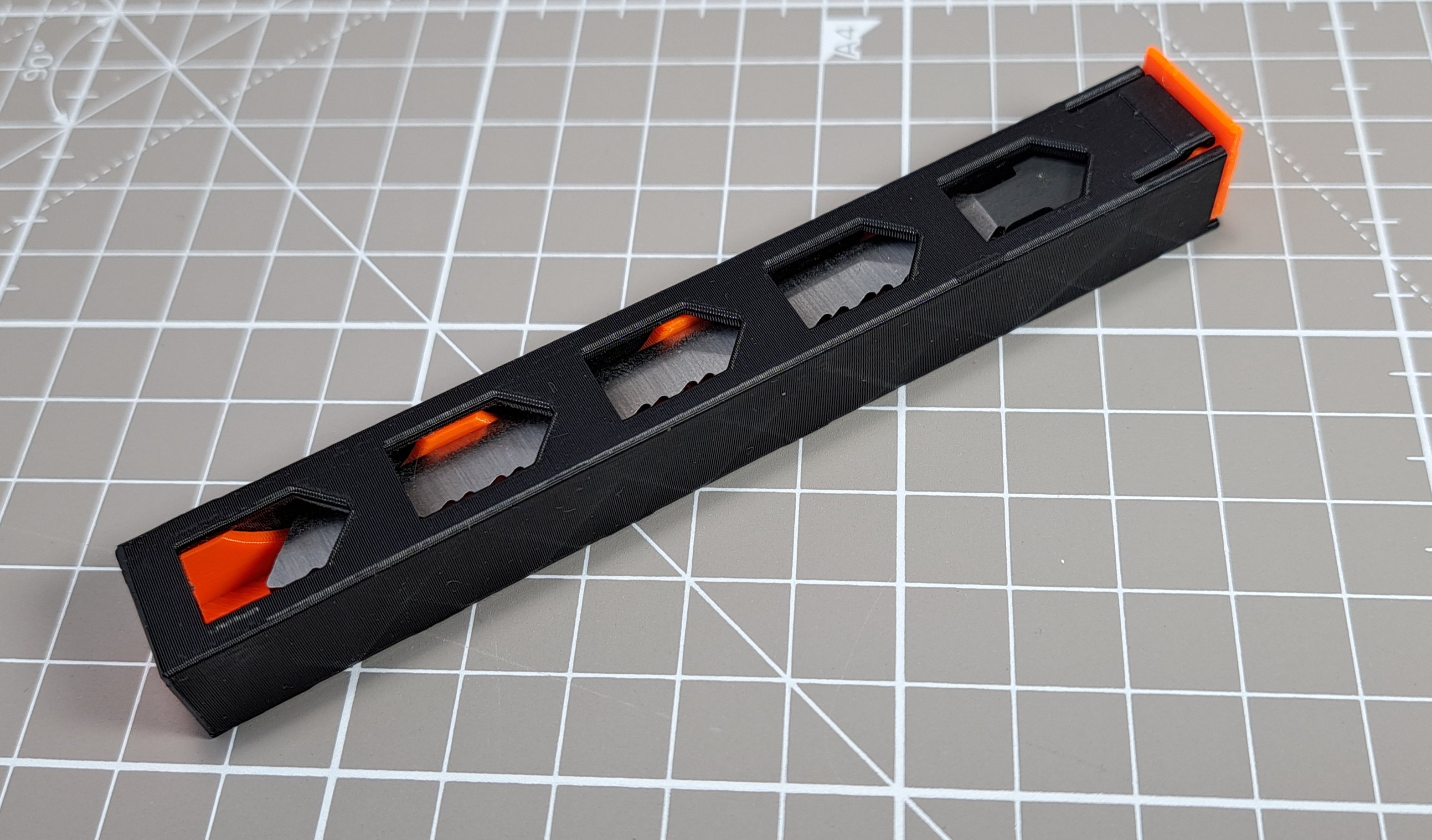 One-piece saw blade tray