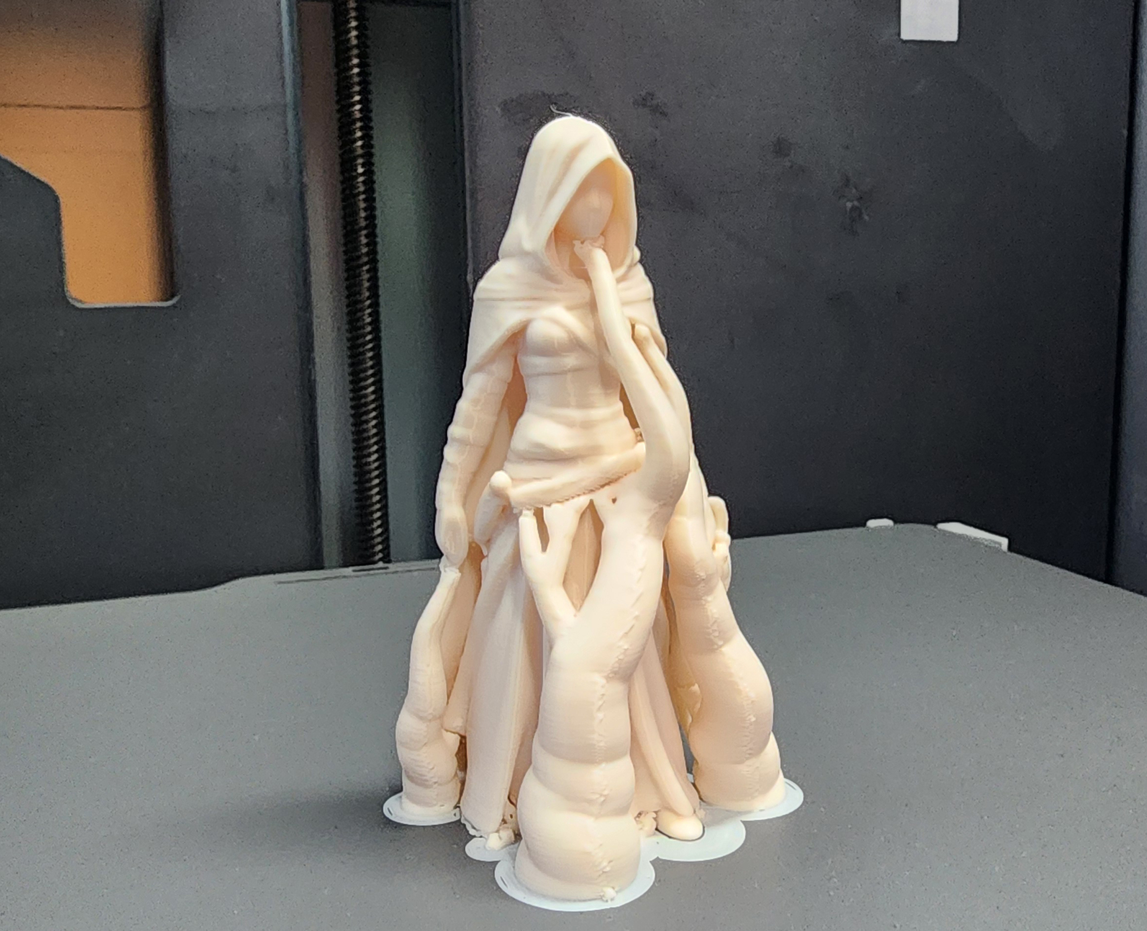 Hooded Female Assassin Miniature — miniatura 5
