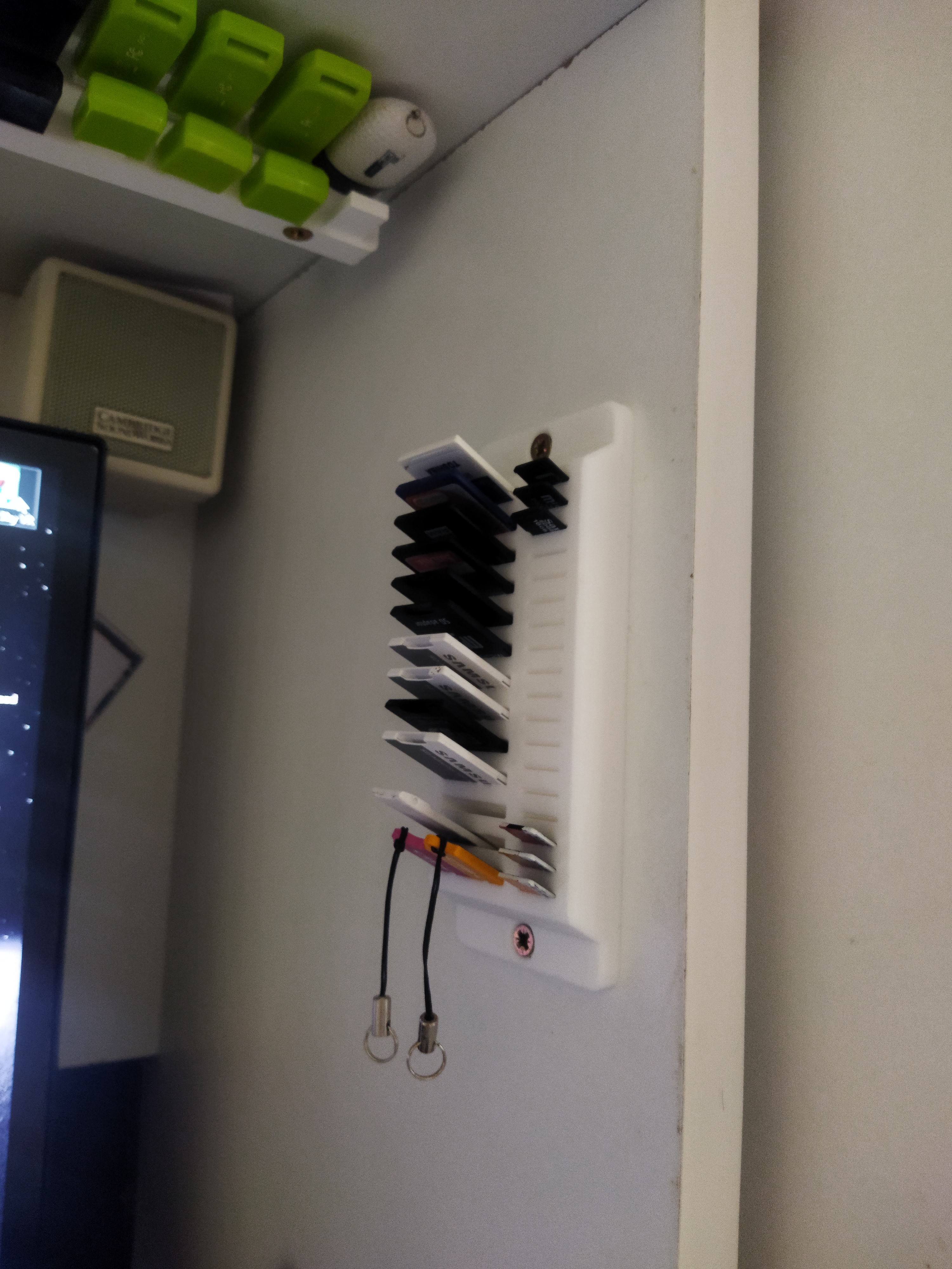 Vertical or horizontal SD and µSD card holder