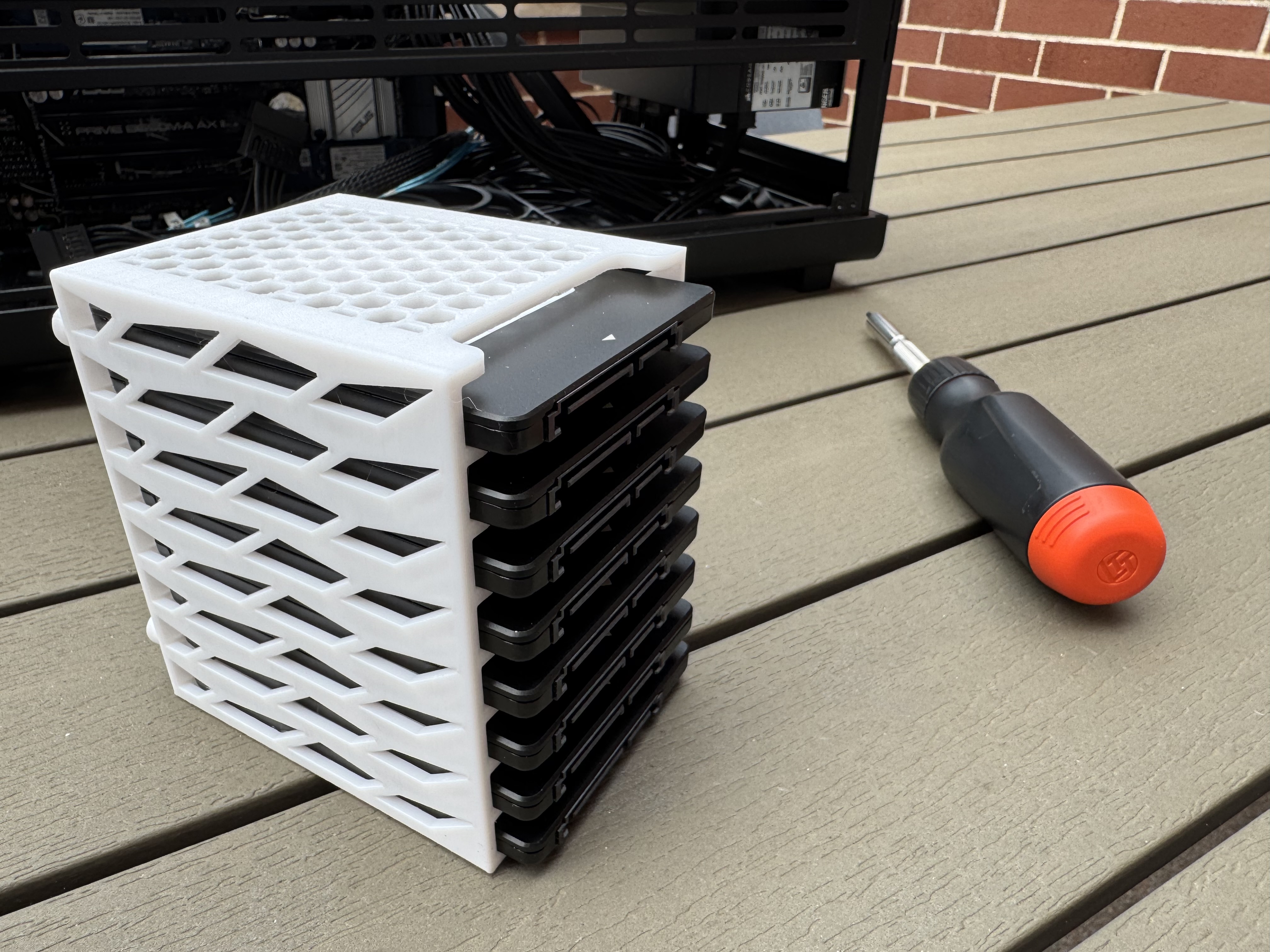 SSD disk cage/caddy for 8 drives