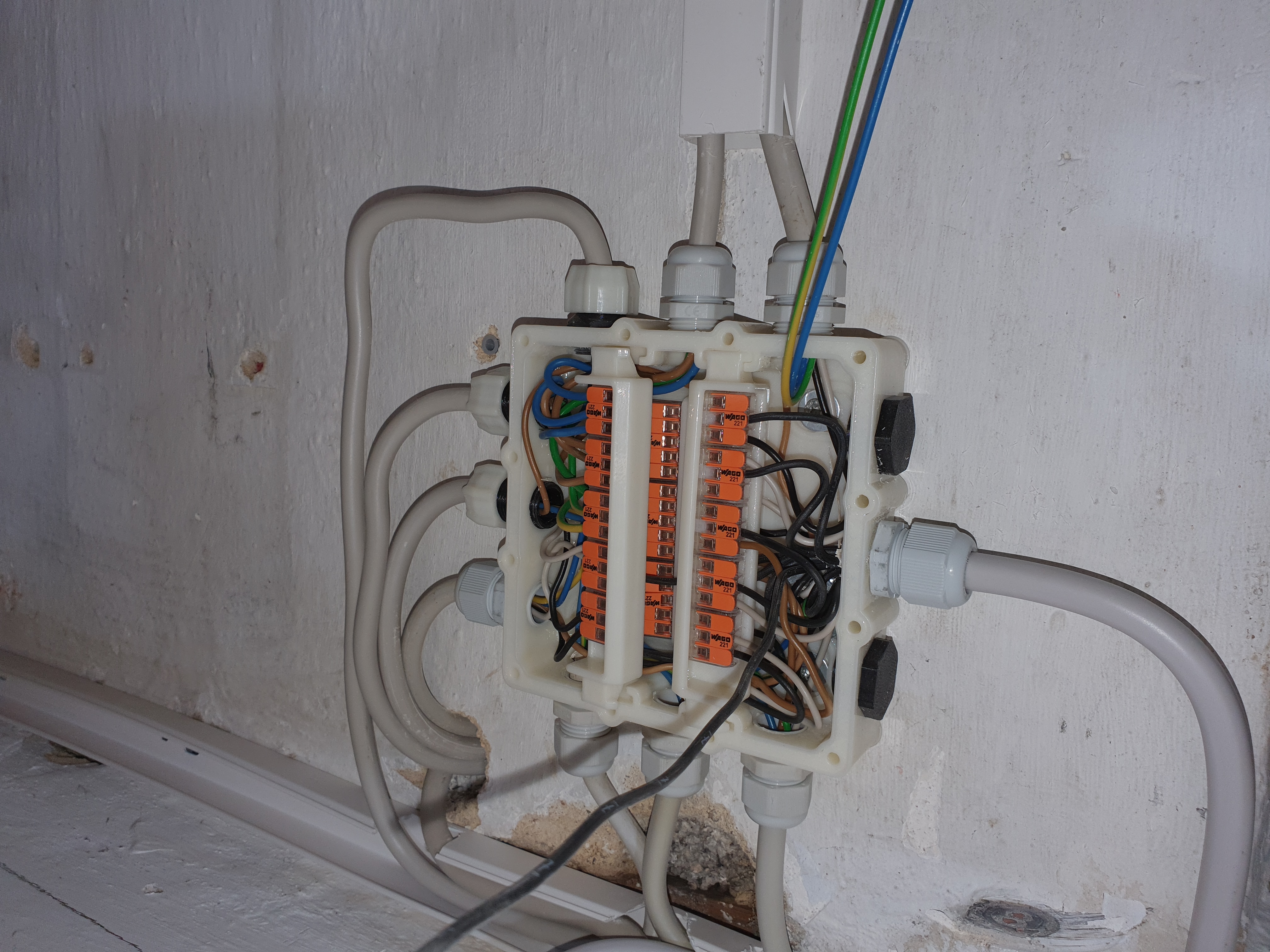 Large & flat junction box (free, + steps)