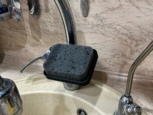 Sponge shelf per kitchen faucet