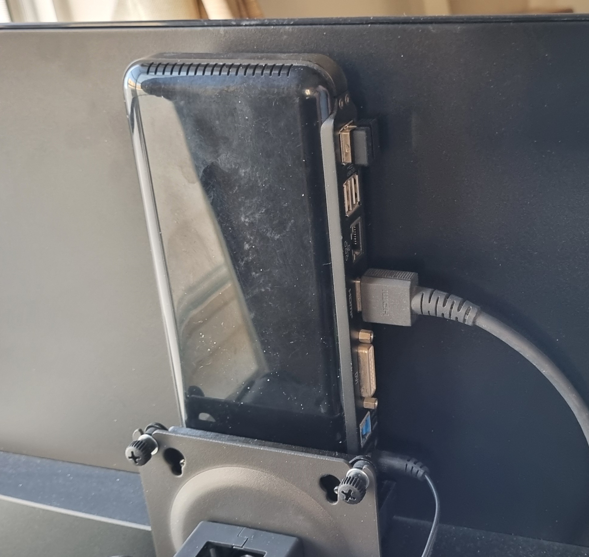 Vesa mount for Anker hub