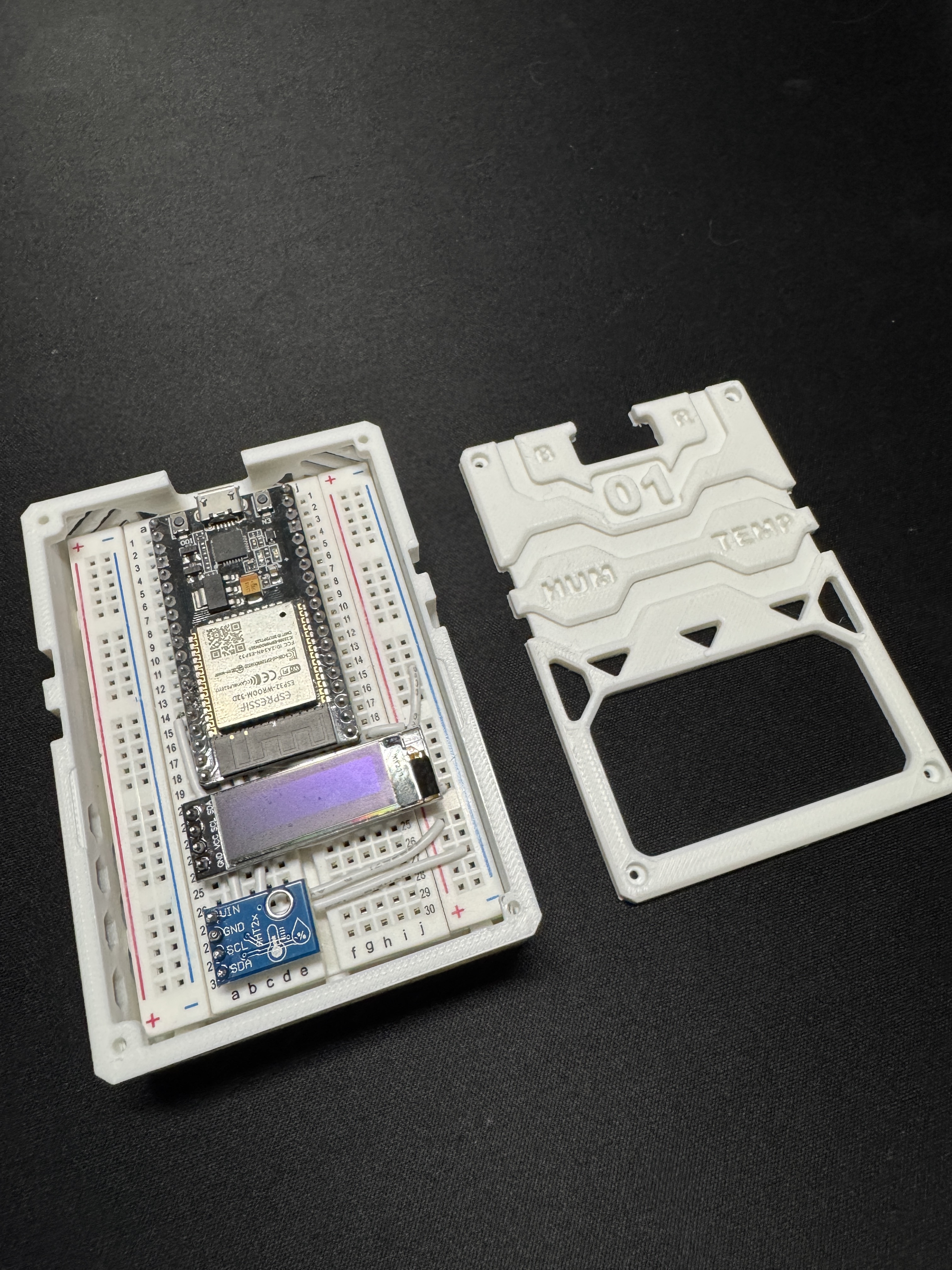 Miniatura 2 do modelo 3D Sci-Fi ESP32 Weather Box (Breadboard friendly)