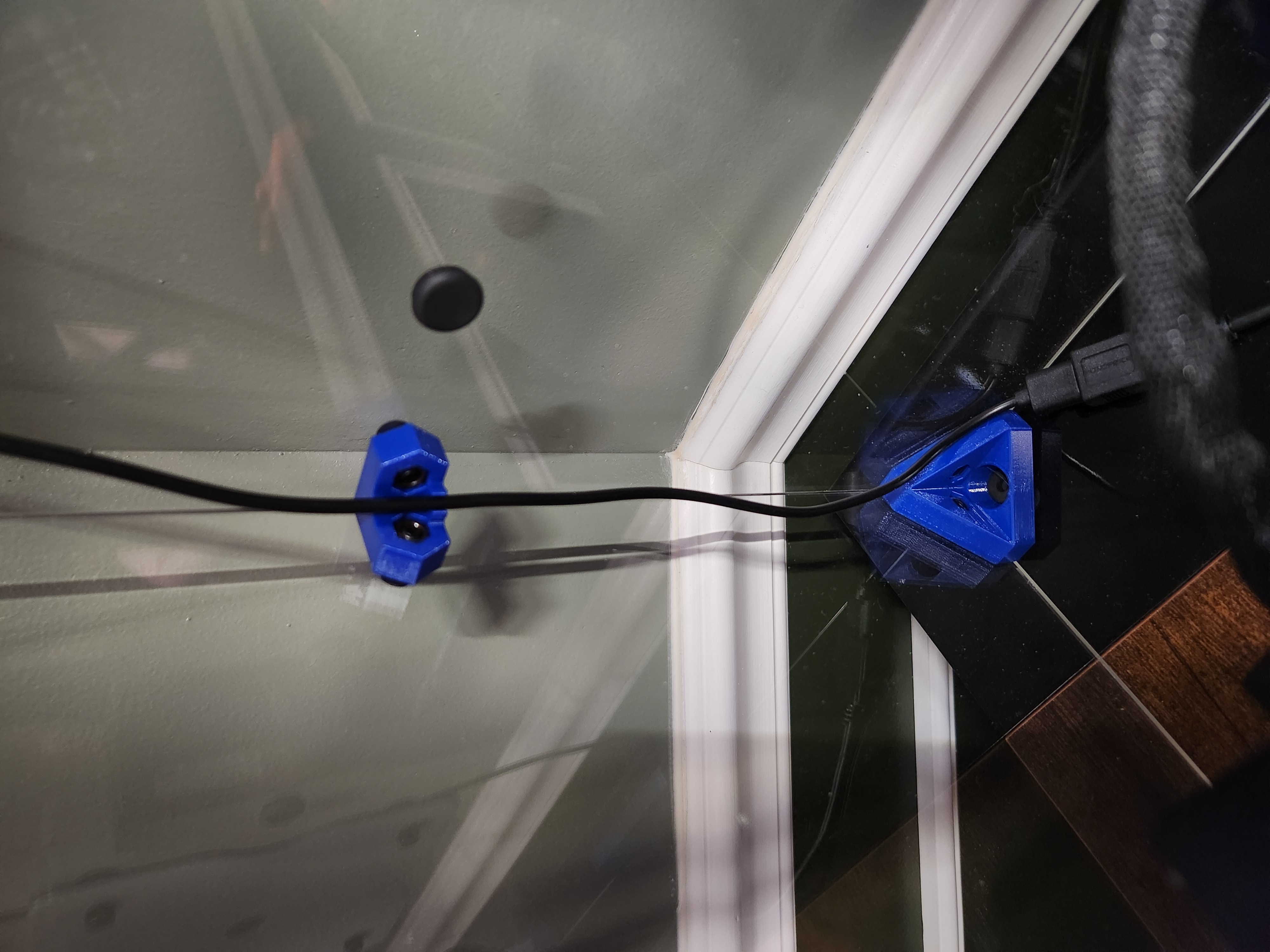DELACK middle corner bracket with cable holder