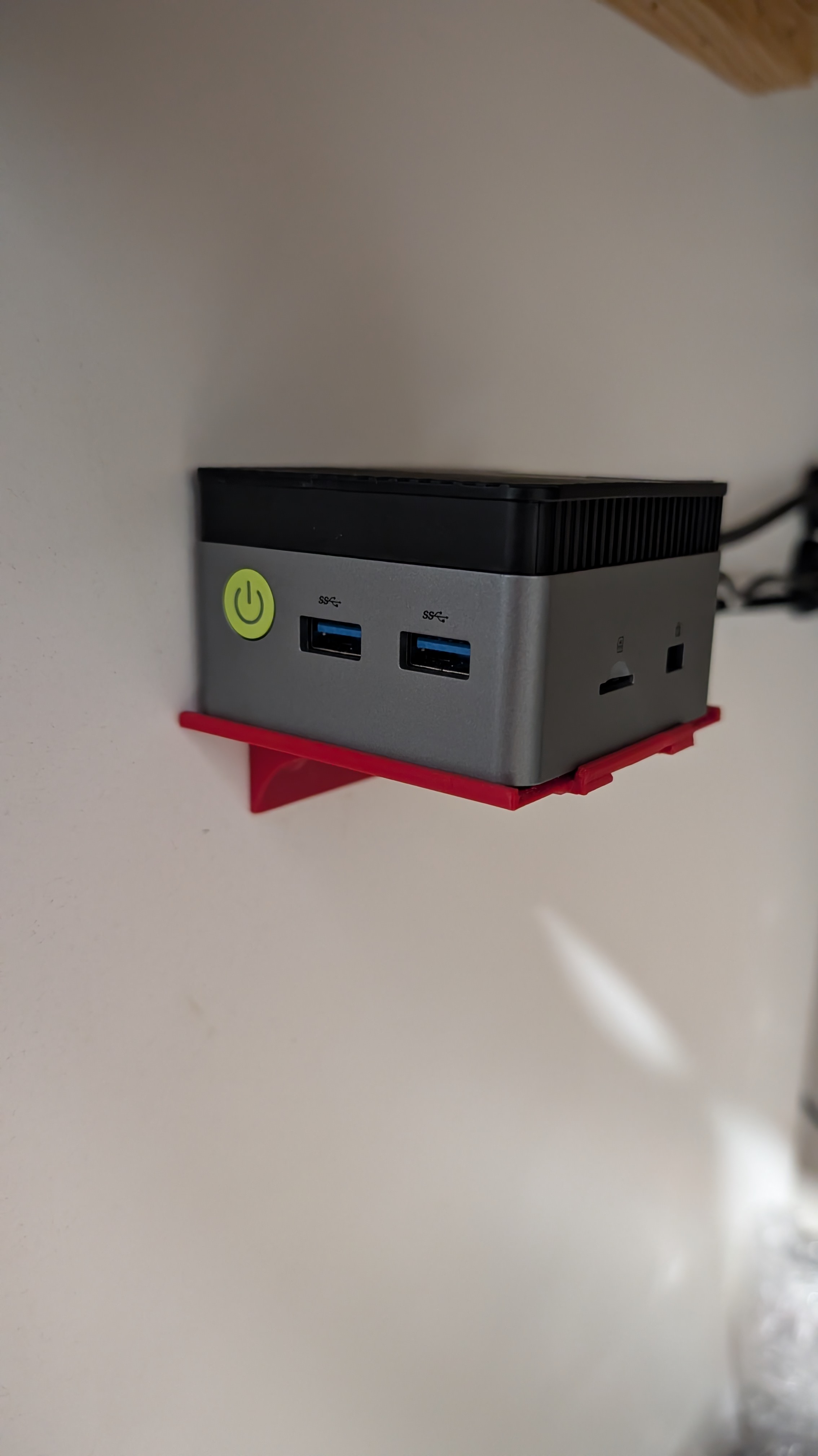 GMKTec Nucbox G5 side wall mount