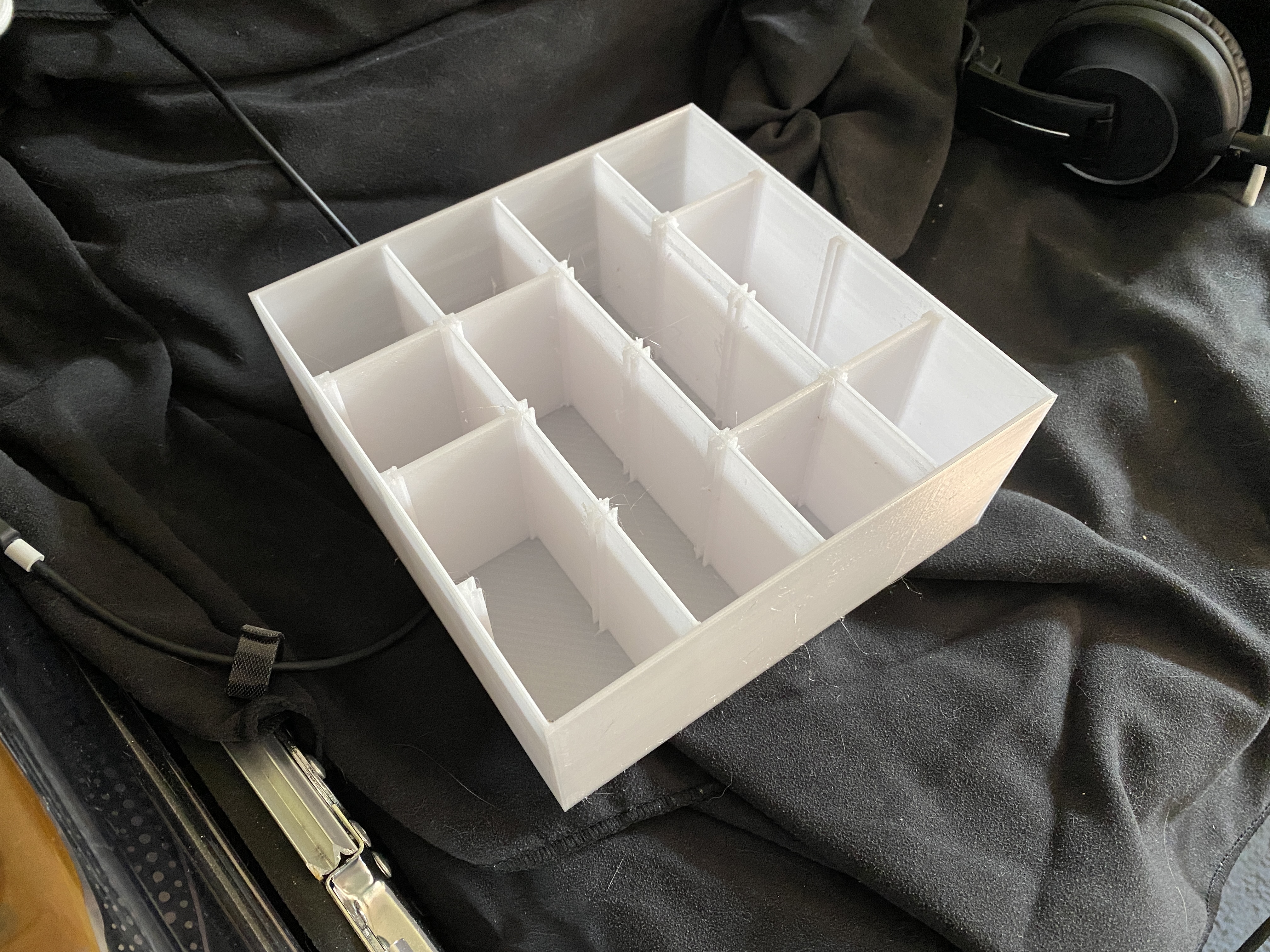 Miniatura 2 do modelo 3D Stackable Storage Bin with Removable Dividers