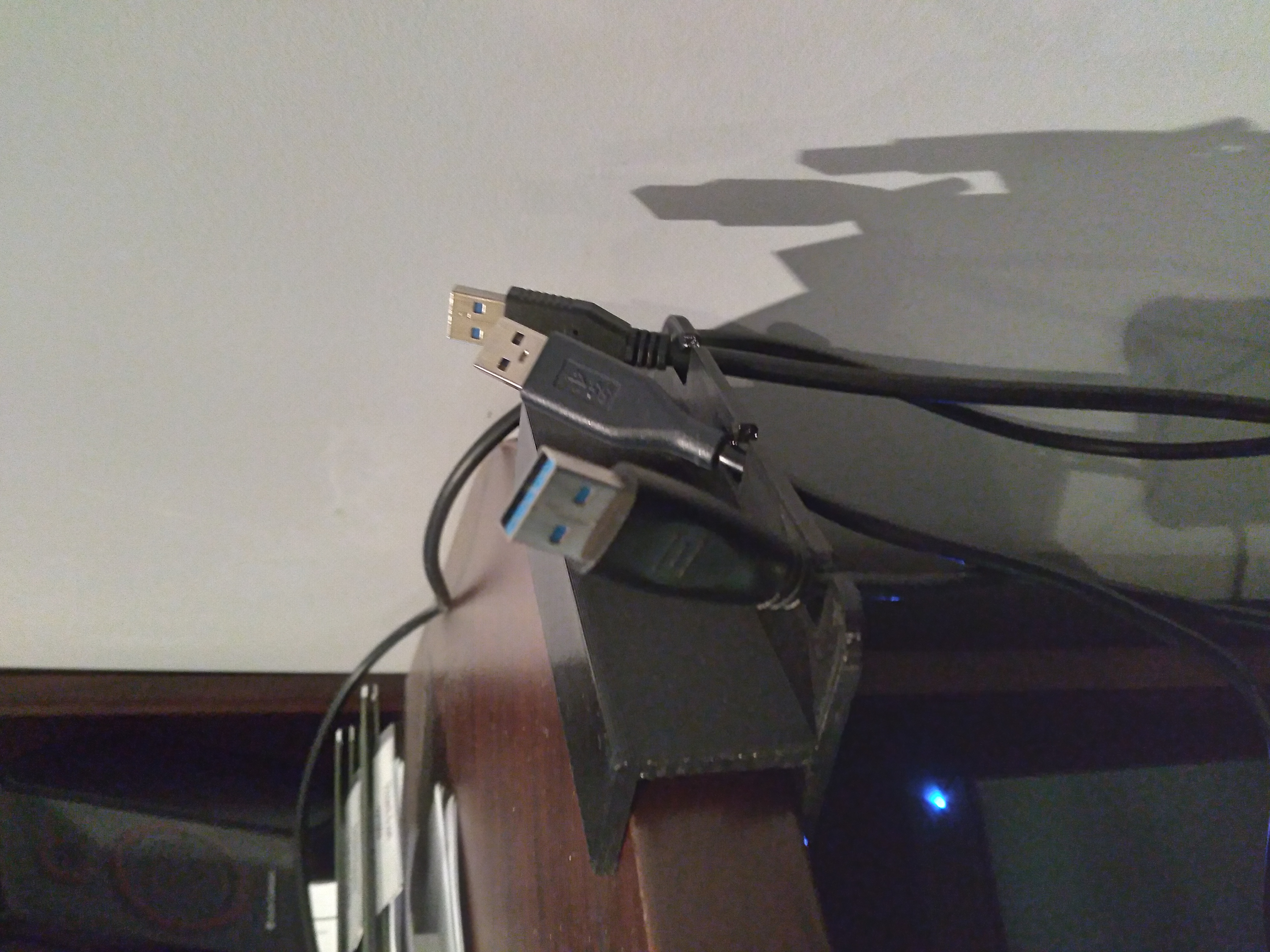 Cable organizer for 3 cables