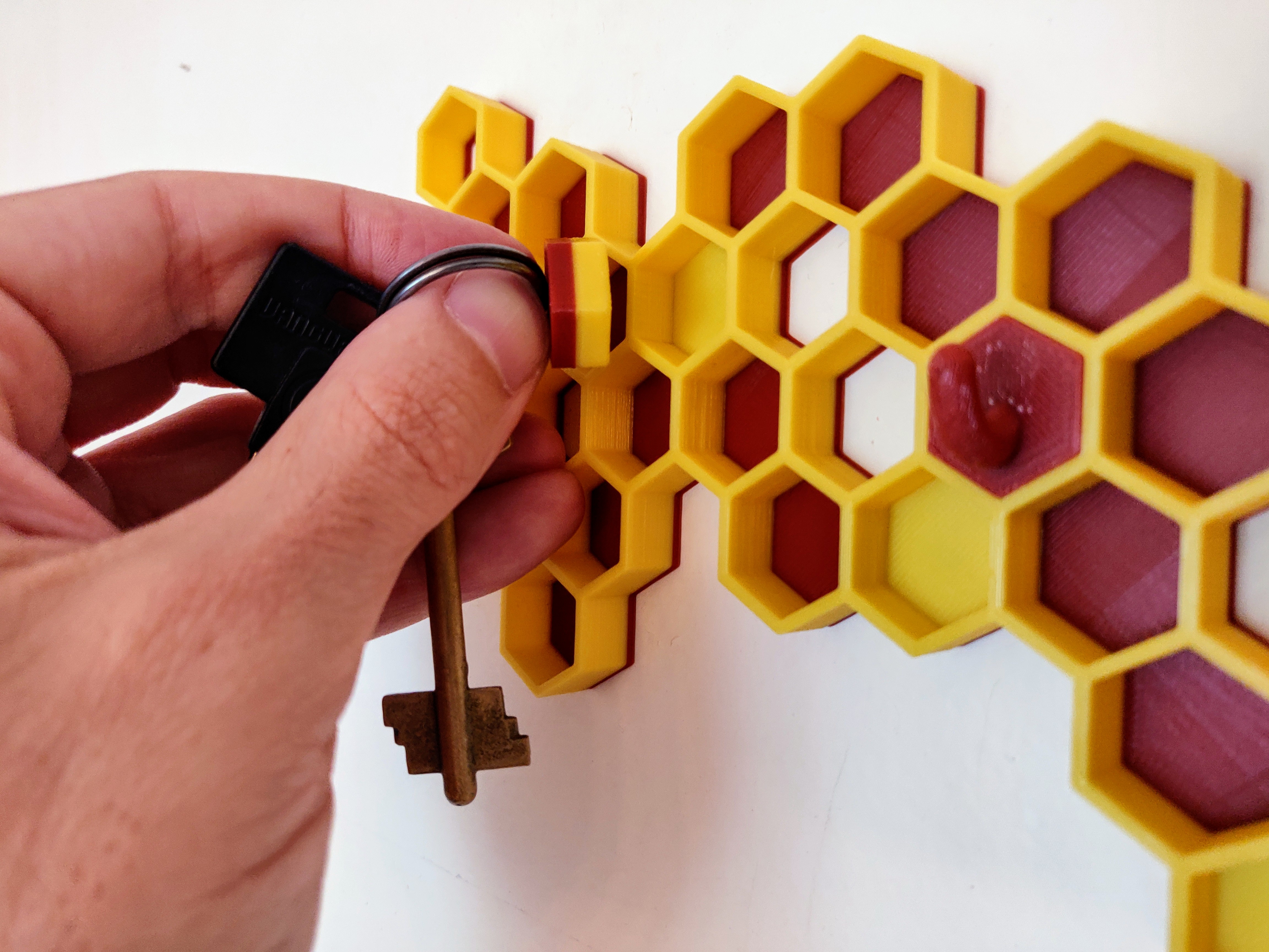 Miniatura 3 do modelo 3D Magnetic Beehive Key Holder