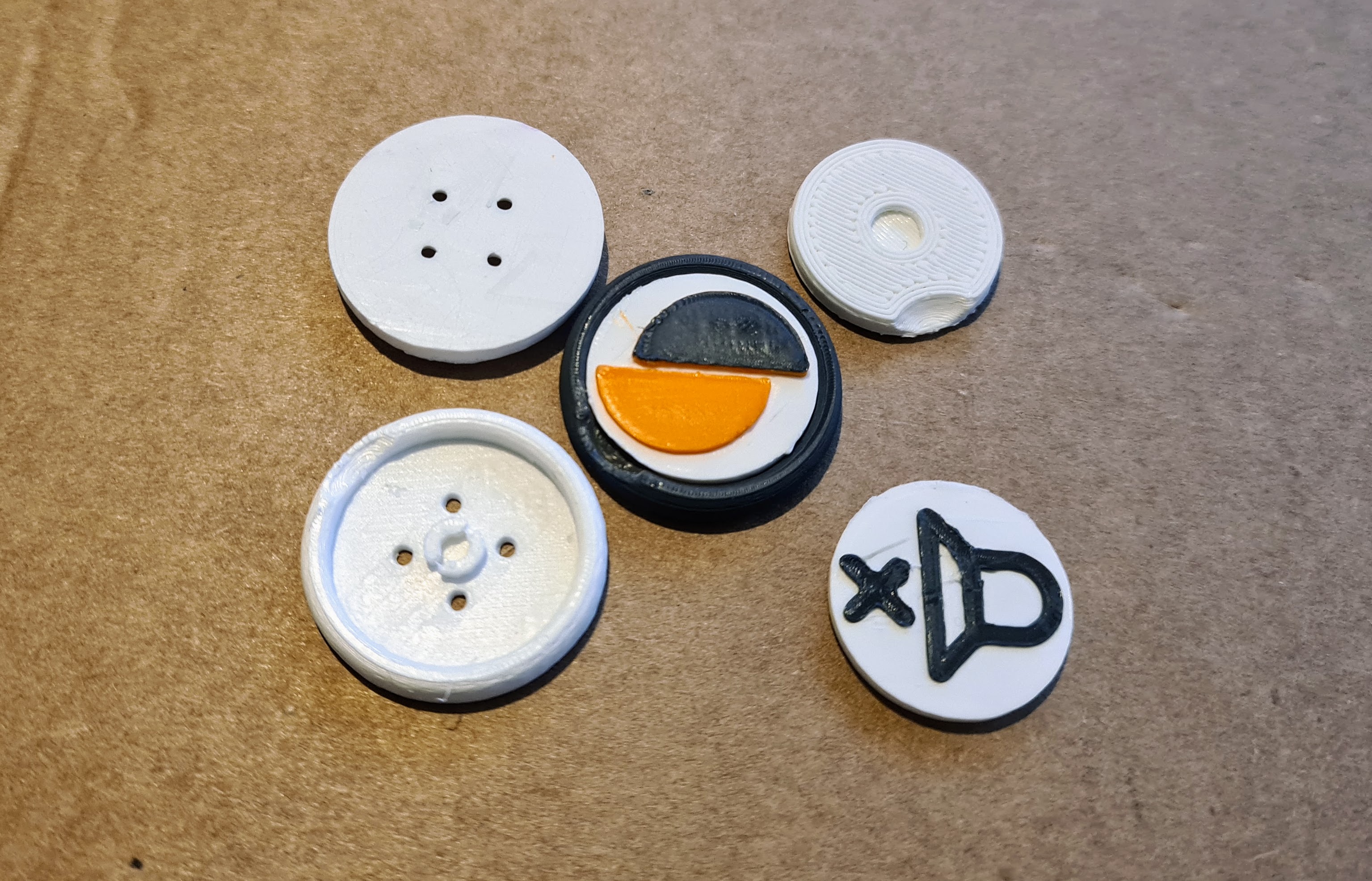 Miniatura 3 do modelo 3D Customisable Button with Snap-On Faceplates