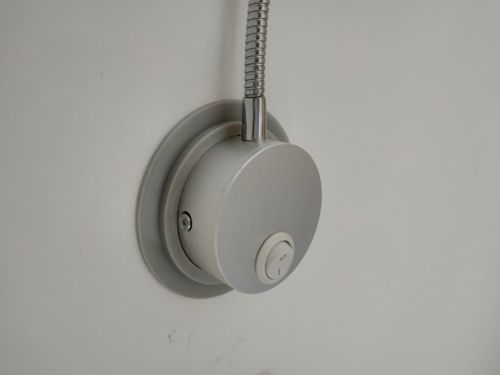 Mounting plate for reading lamp on 68 mm flush-mounted boxes